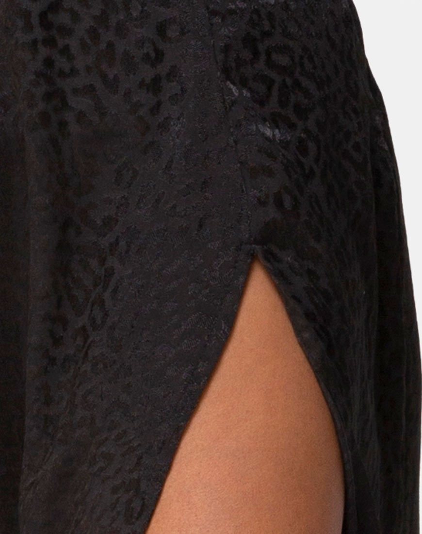 Image de la jupe midi Saika en satin Cheetah Black