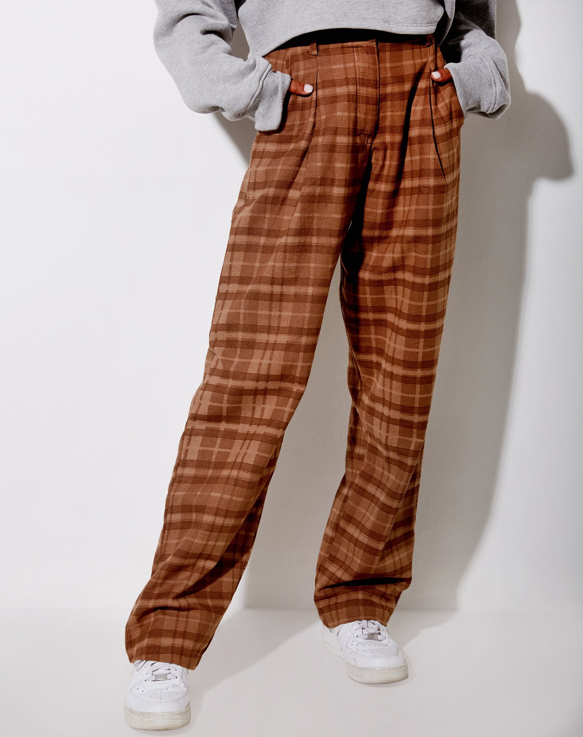 Image du pantalon Sakila à carreaux bruns