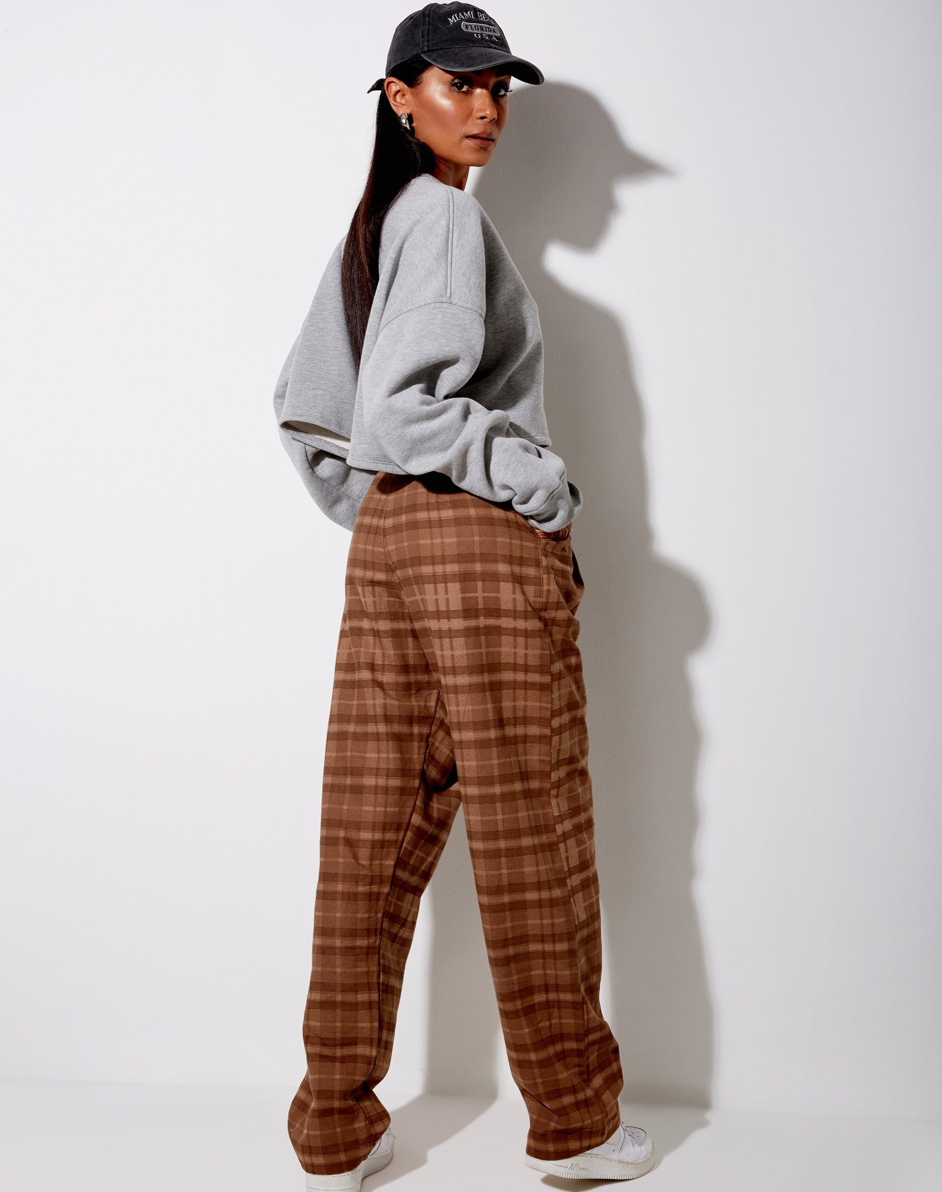 Image du pantalon Sakila à carreaux bruns