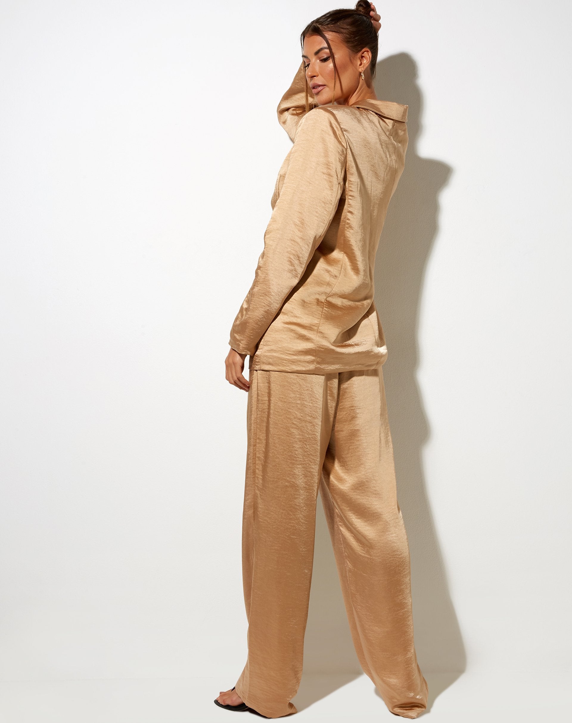 Image du pantalon Sakila en satin sable doré
