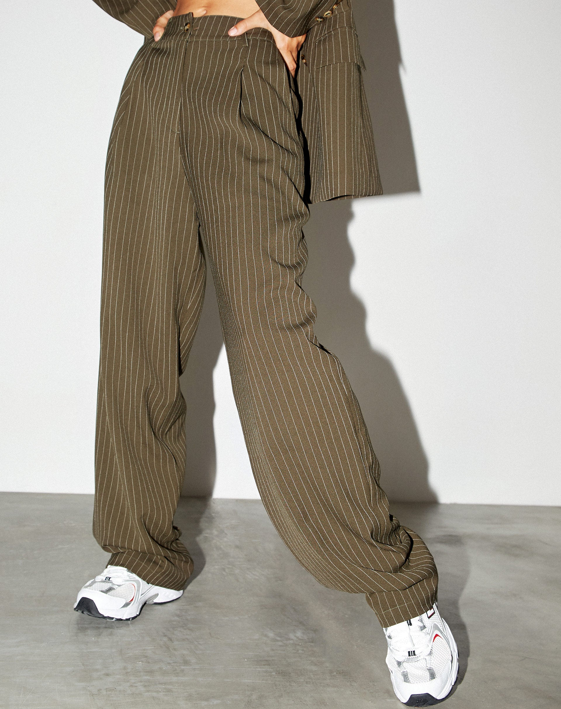 Image du pantalon Sakila en pinstripe kaki