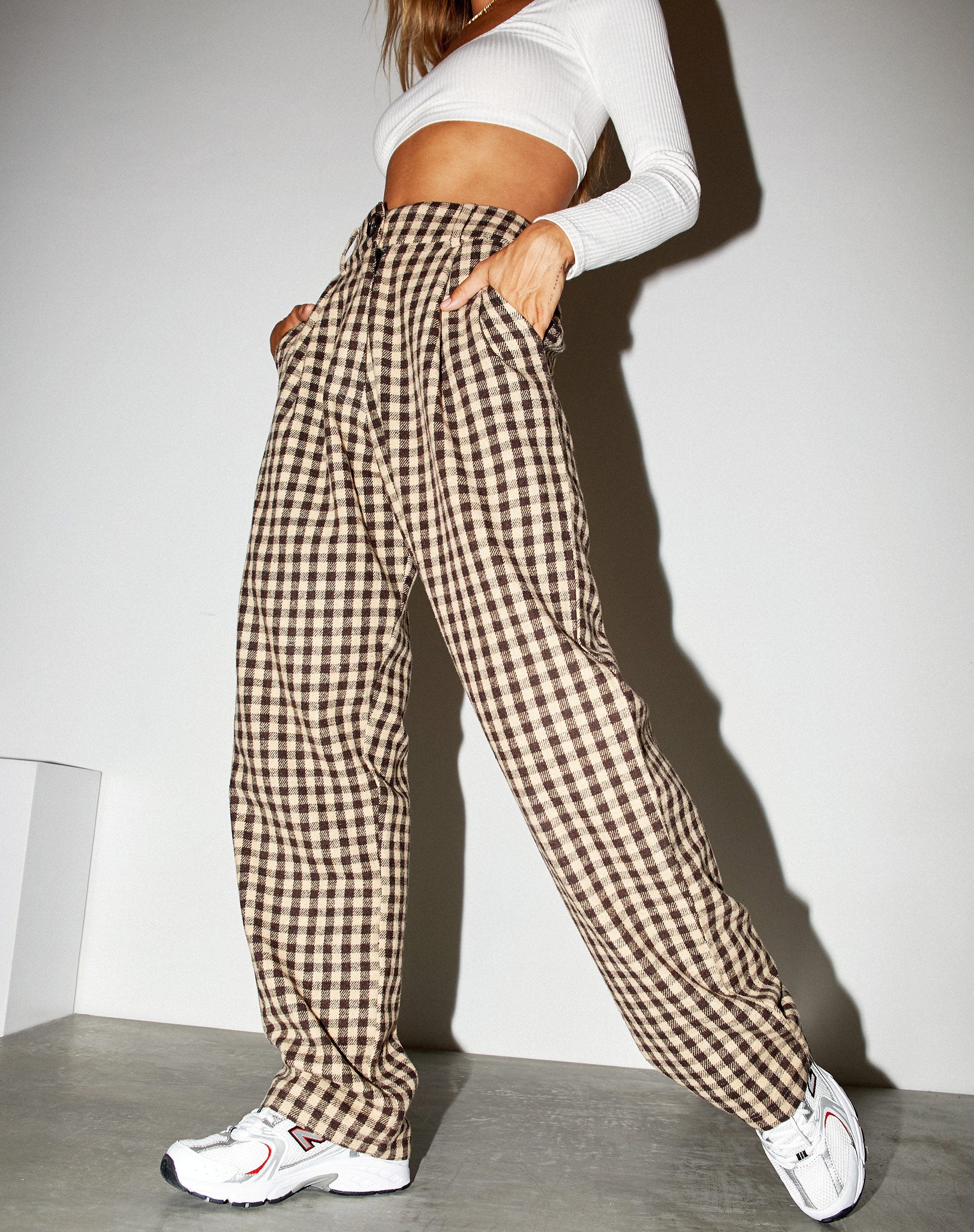 Image de la pantalon Sakila en vichy beige et noir