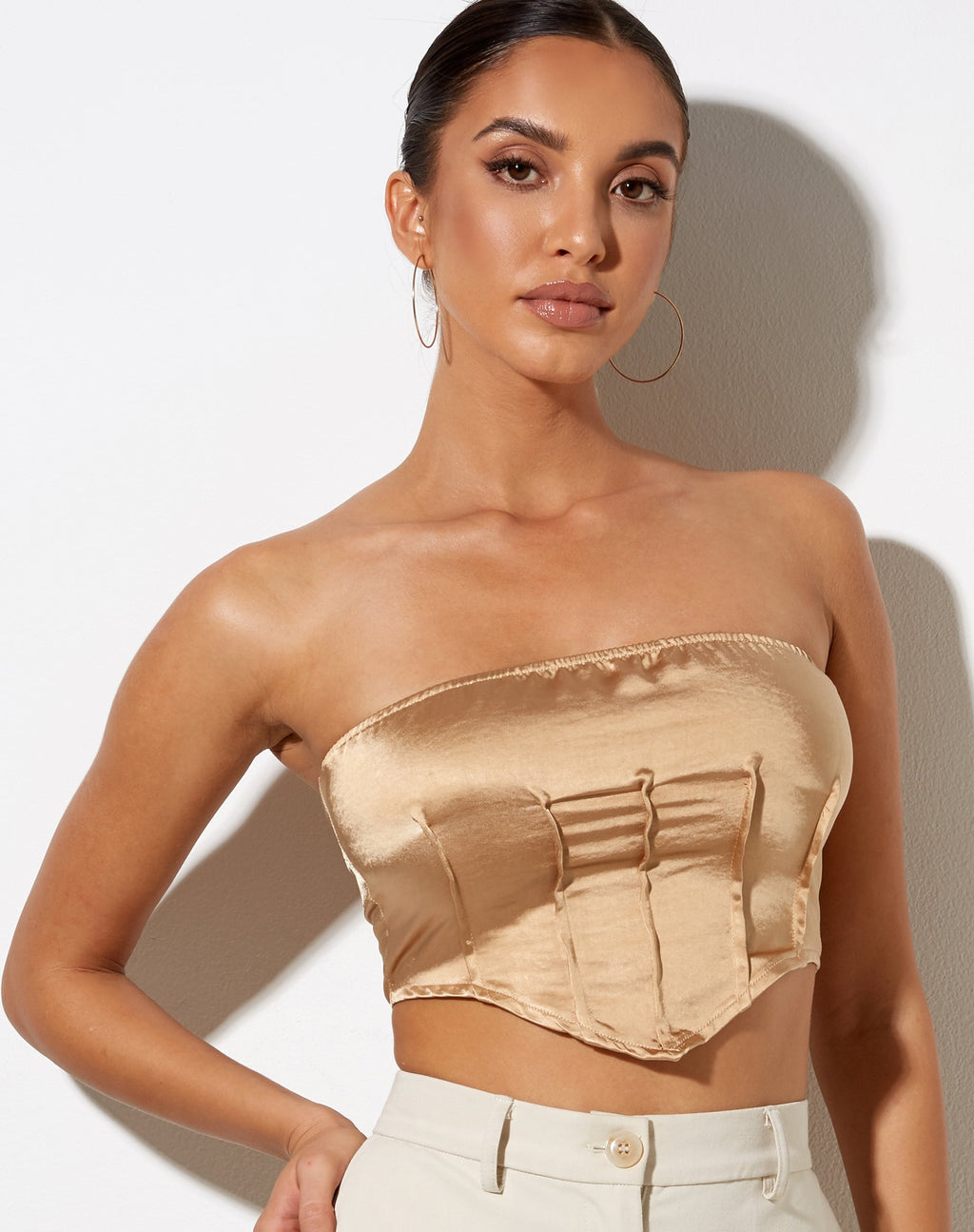 Top bandeau Sanja en satin sable doré