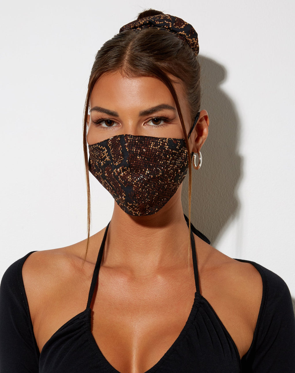 Masque pour le visage en brun boa foncé