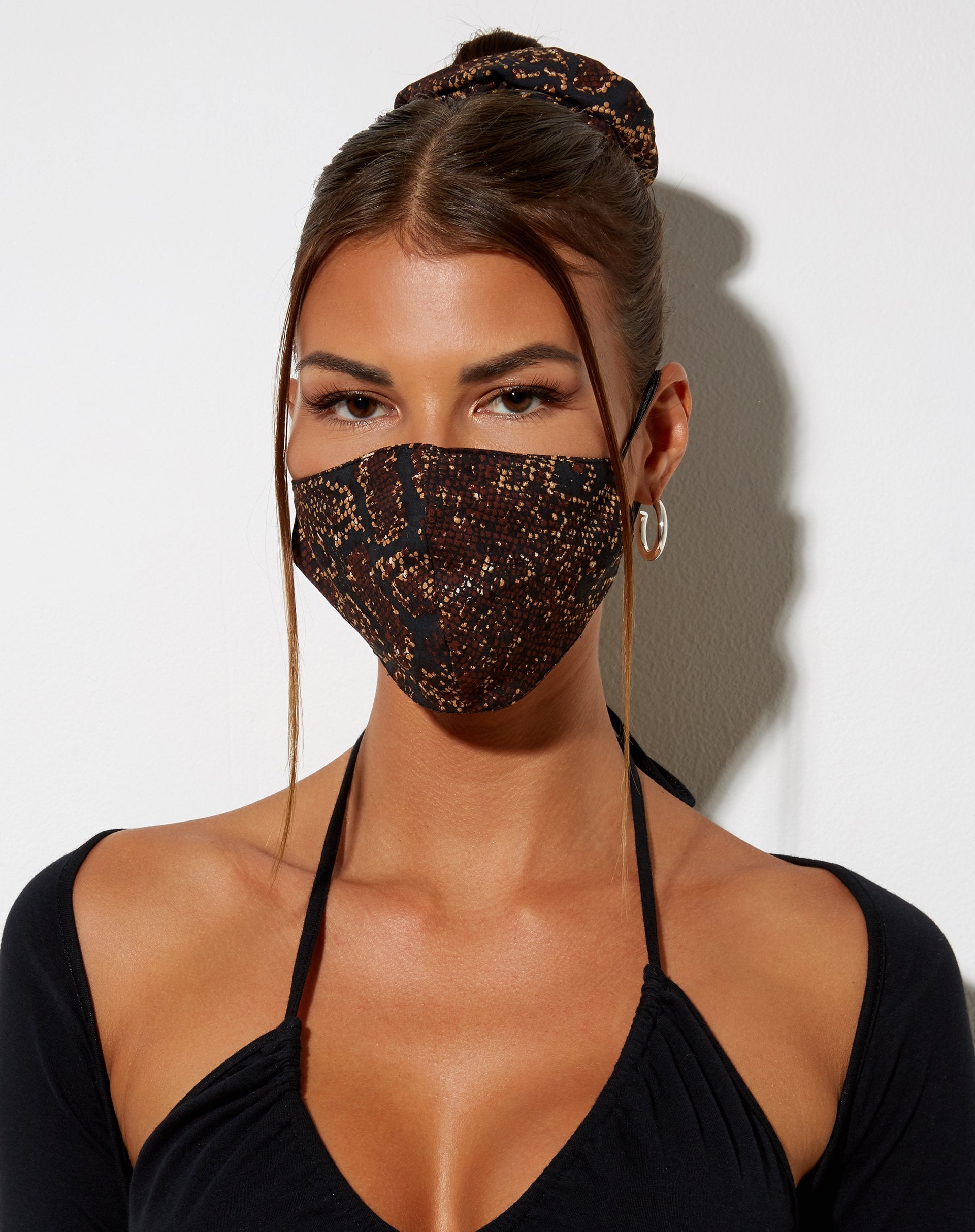 Image de masque de visage en boa brun foncé