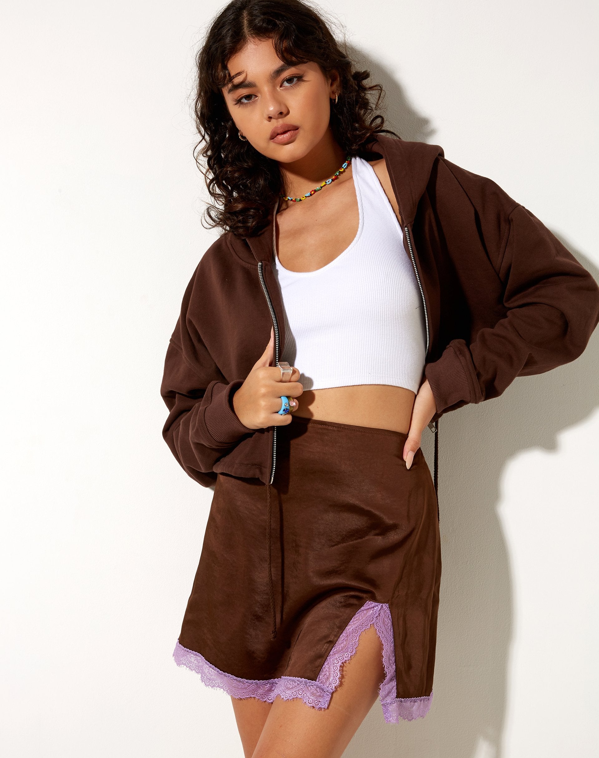 Image de la mini-jupe Shaena en satin chocolat avec dentelle violette