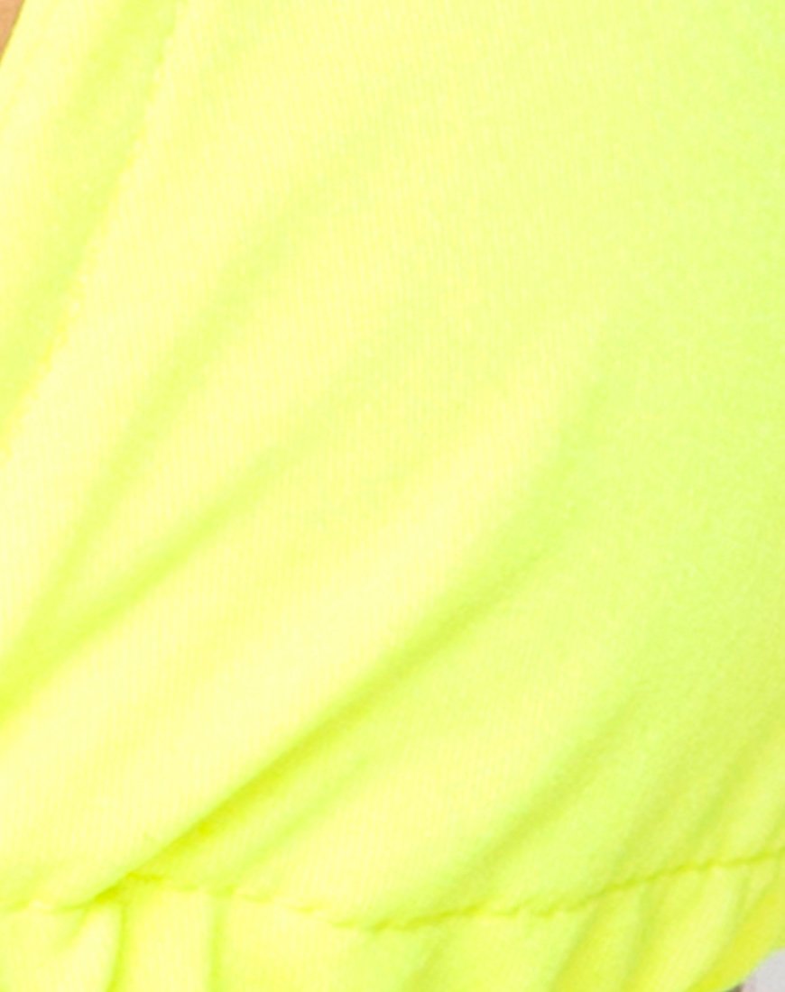 Image de Gwen Bralet en jaune néon