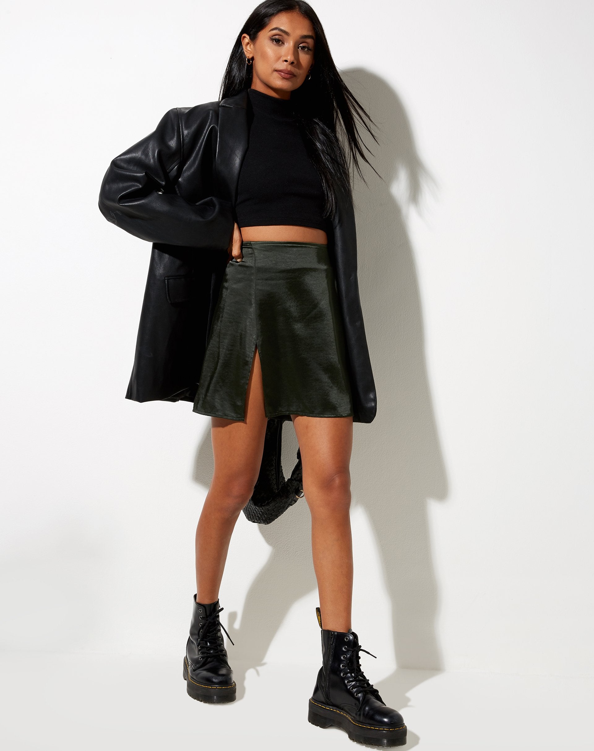 Image de la mini-jupe en satin Shenka Dark Khaki