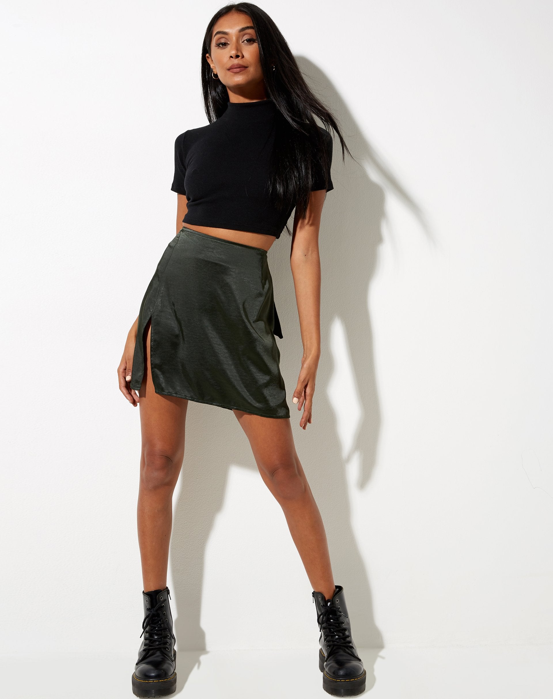 Image de la mini-jupe en satin Shenka Dark Khaki