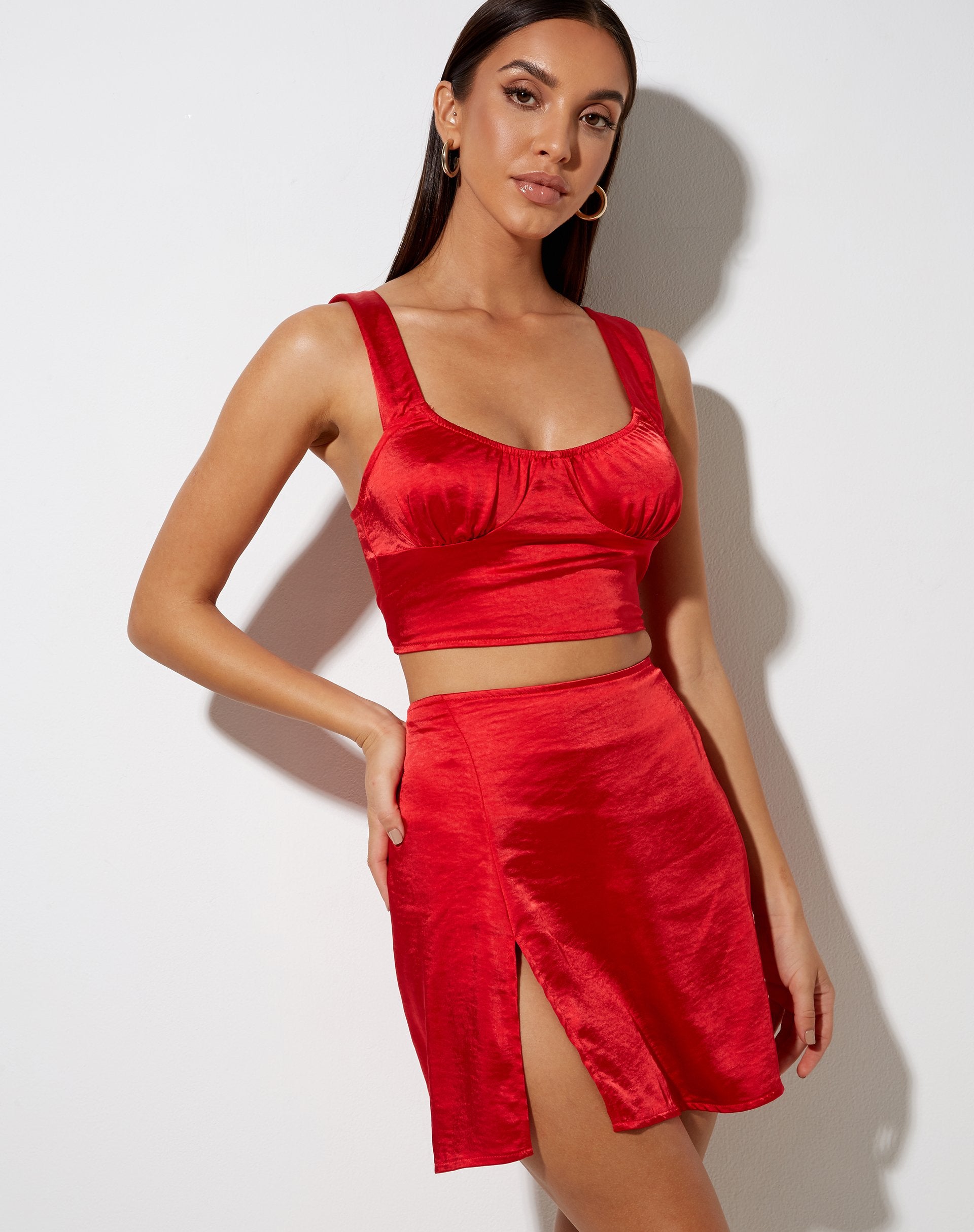 Image de la mini-jupe Shenka en satin rouge