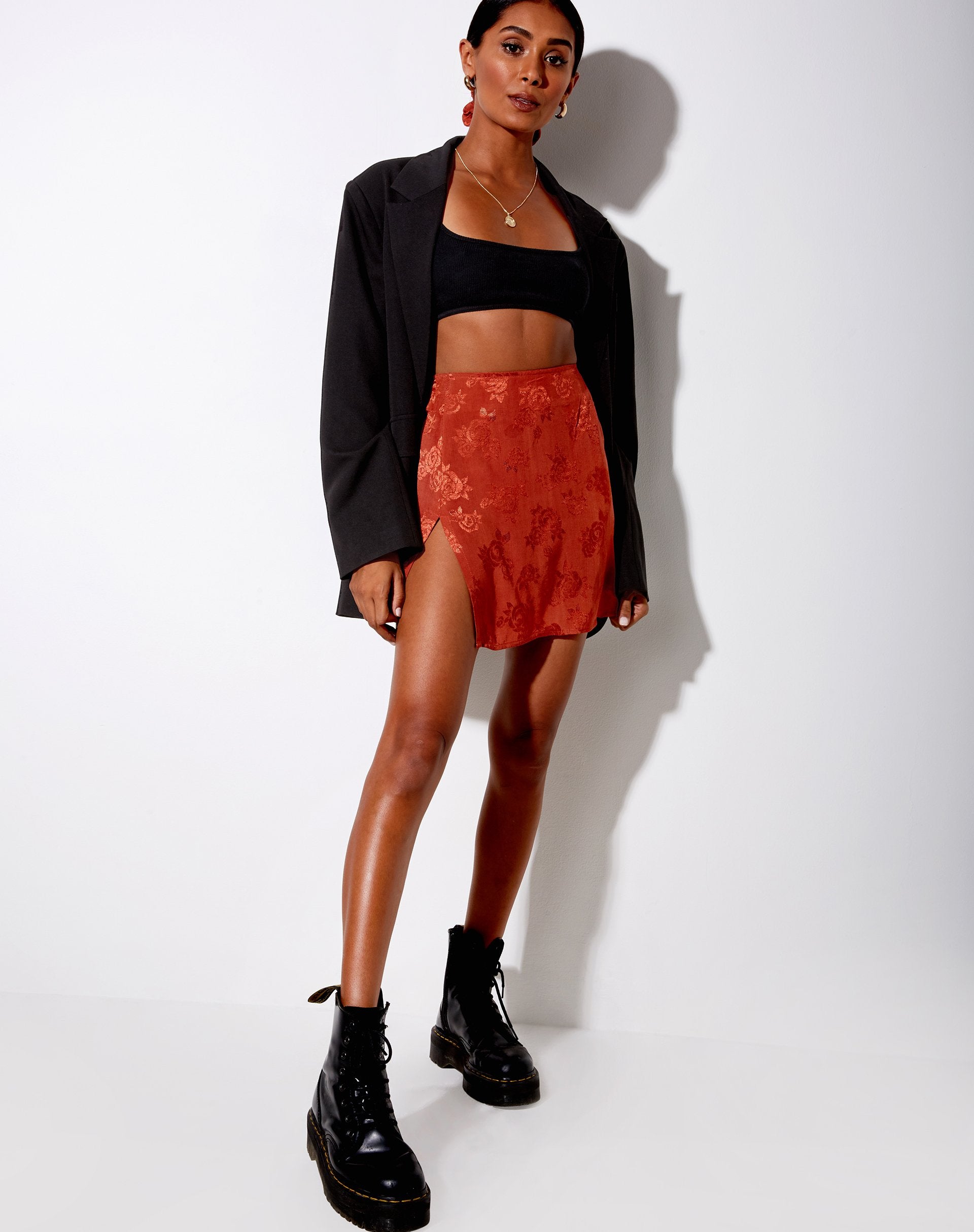 Image de la mini-jupe Shenka en satin rose cuivre