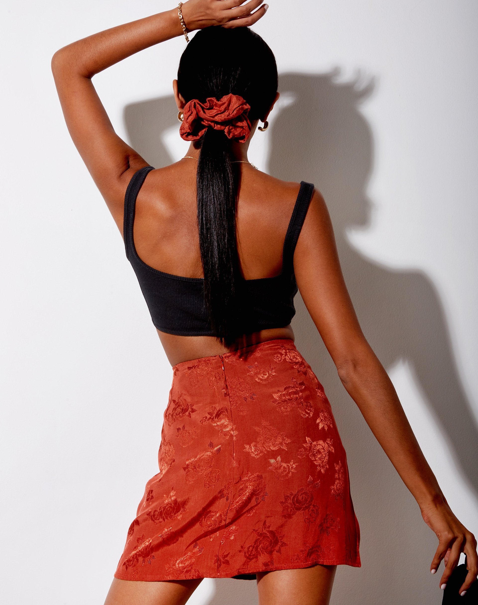 Image de la mini-jupe Shenka en satin rose cuivre