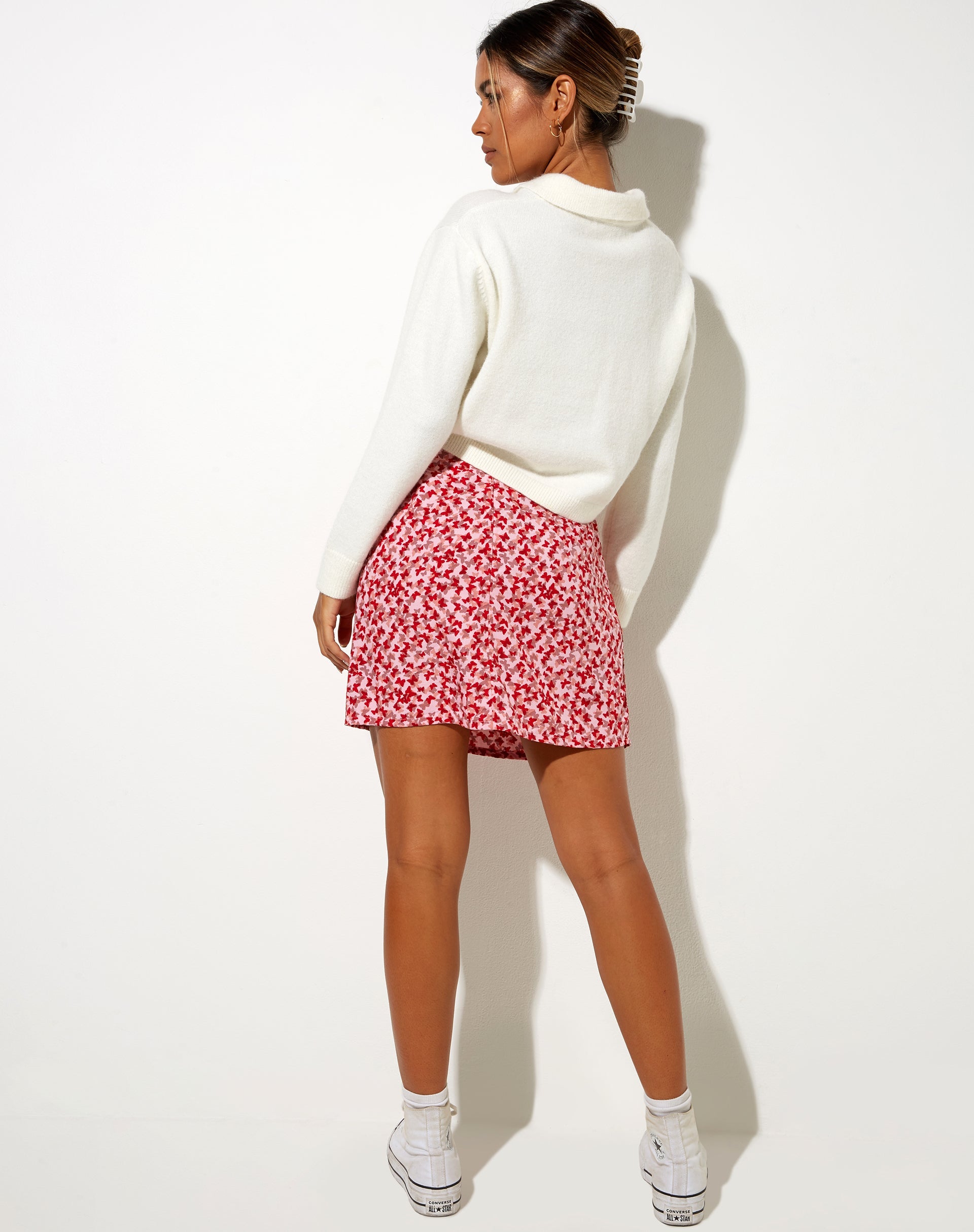 Image de la mini-jupe Sheny en pêche et rouge Ditsy Butterfly