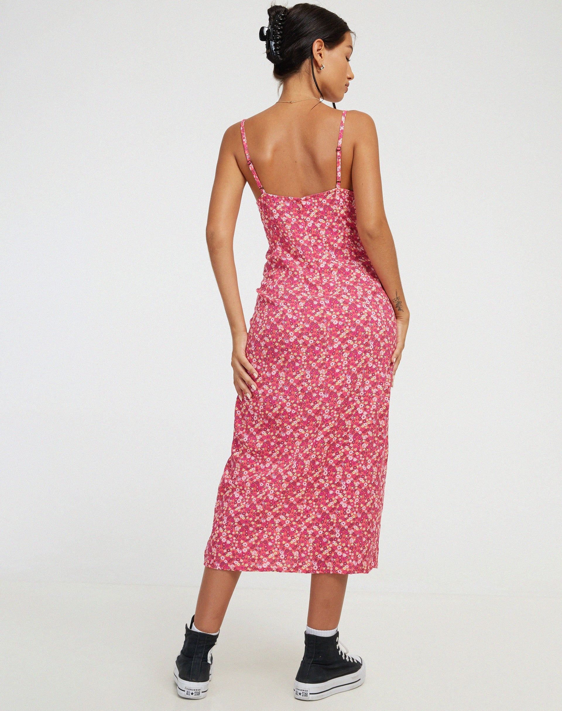 Image de Shiori Midi Dress in Ditsy Floral PinkShiori Midi Dress in Ditsy Floral Pink