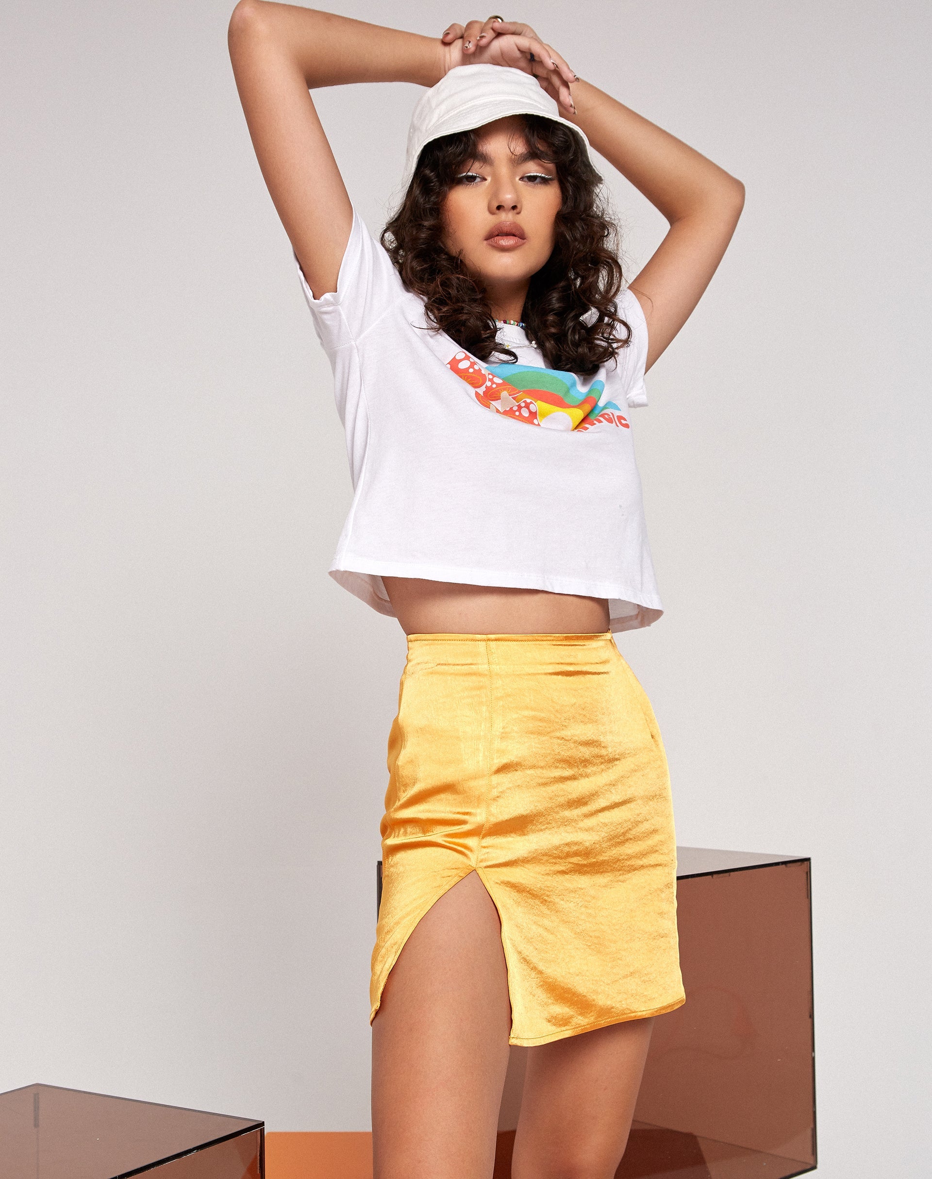 Image de la mini-jupe Shenka en satin Tangerine