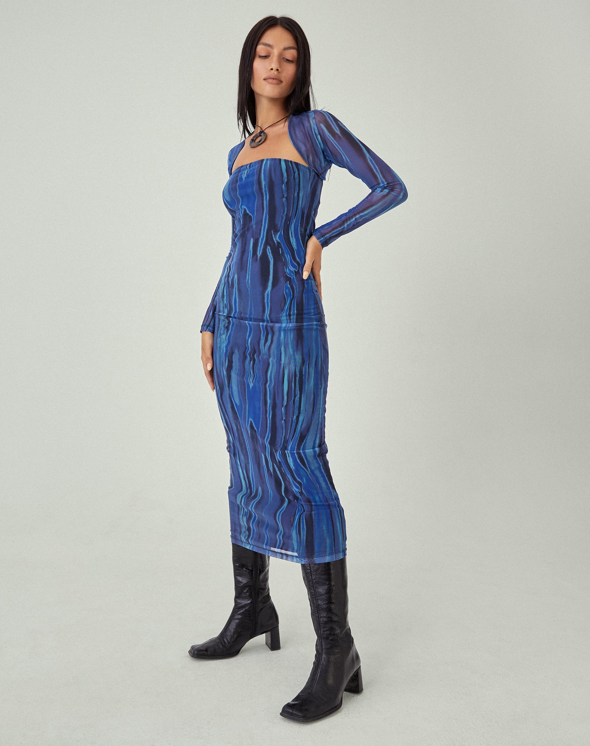Image de la robe longue MOTEL X JACQUIE Shuro en Colour Bleed Blue