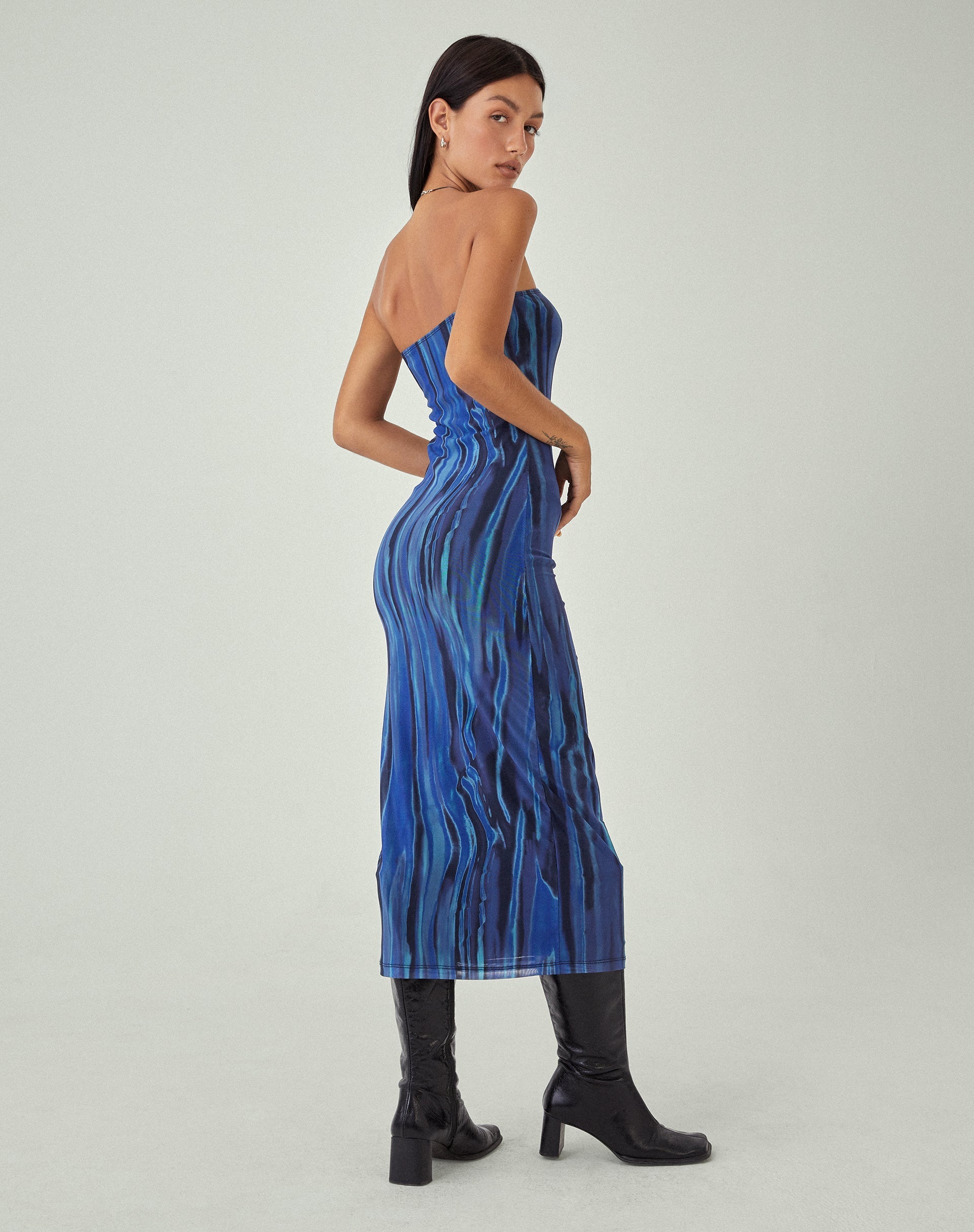 Image de la robe longue MOTEL X JACQUIE Shuro en Colour Bleed Blue