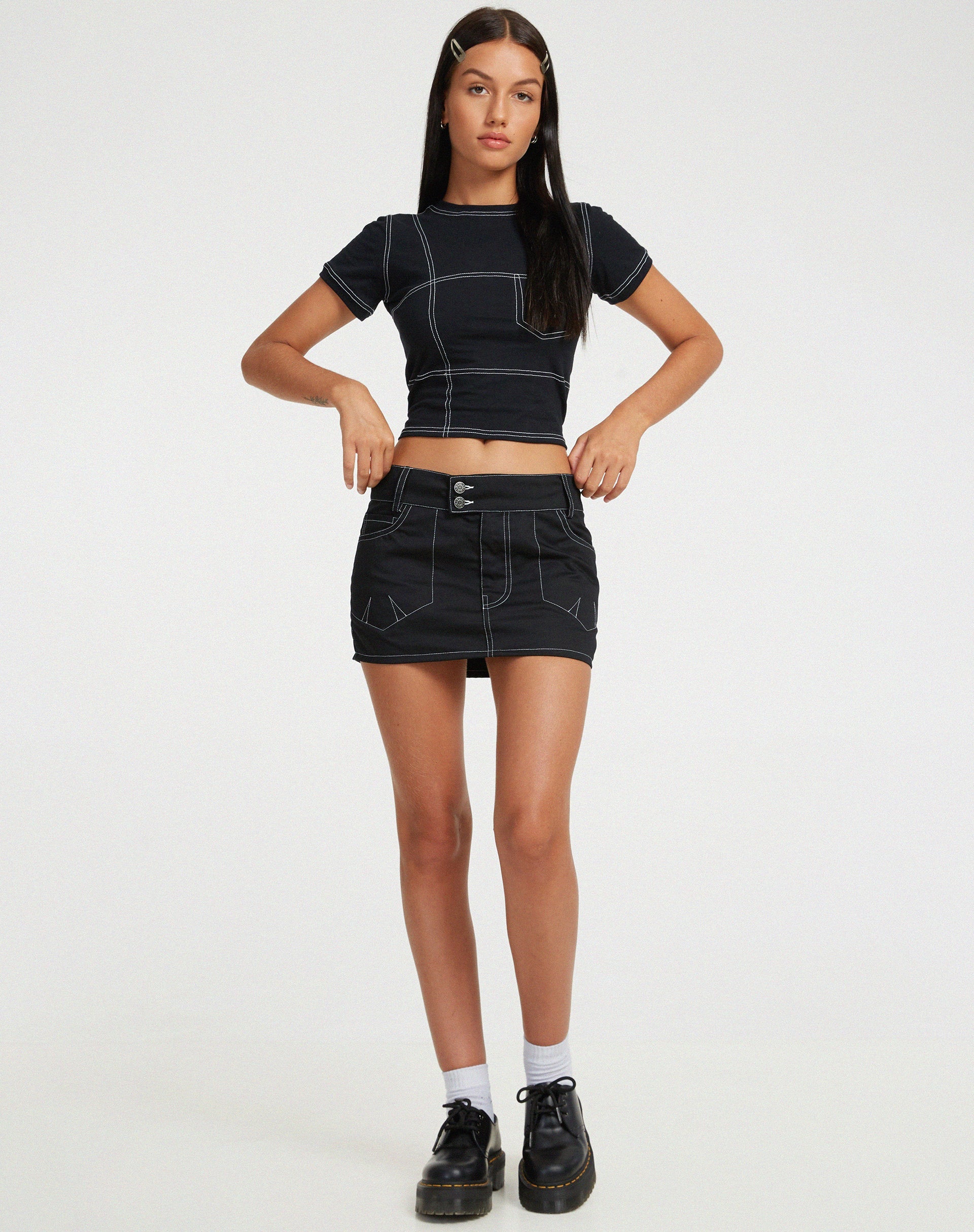 image de Shyla Cropped Tee en noir avec maille blanche