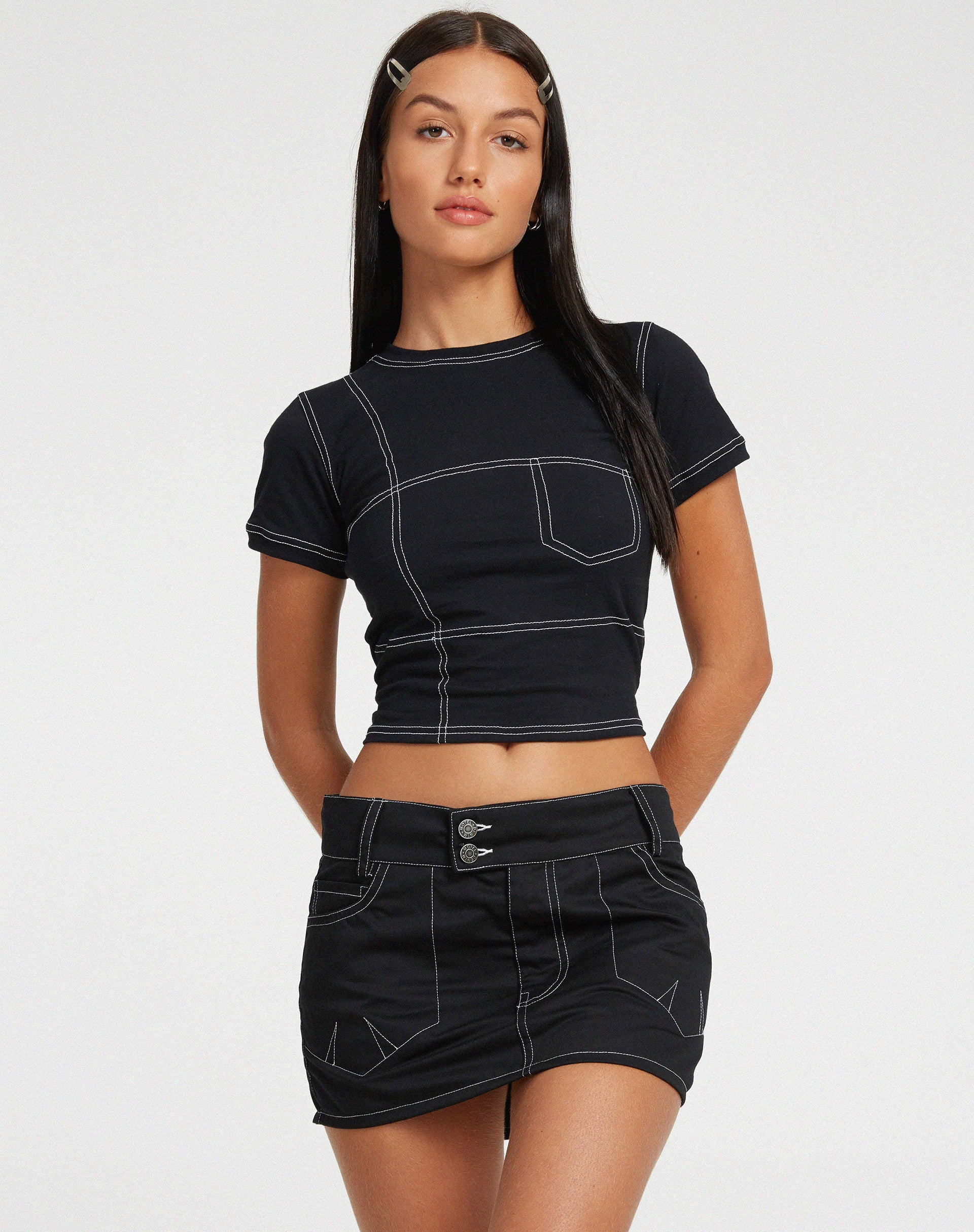 image de Shyla Cropped Tee en noir avec maille blanche