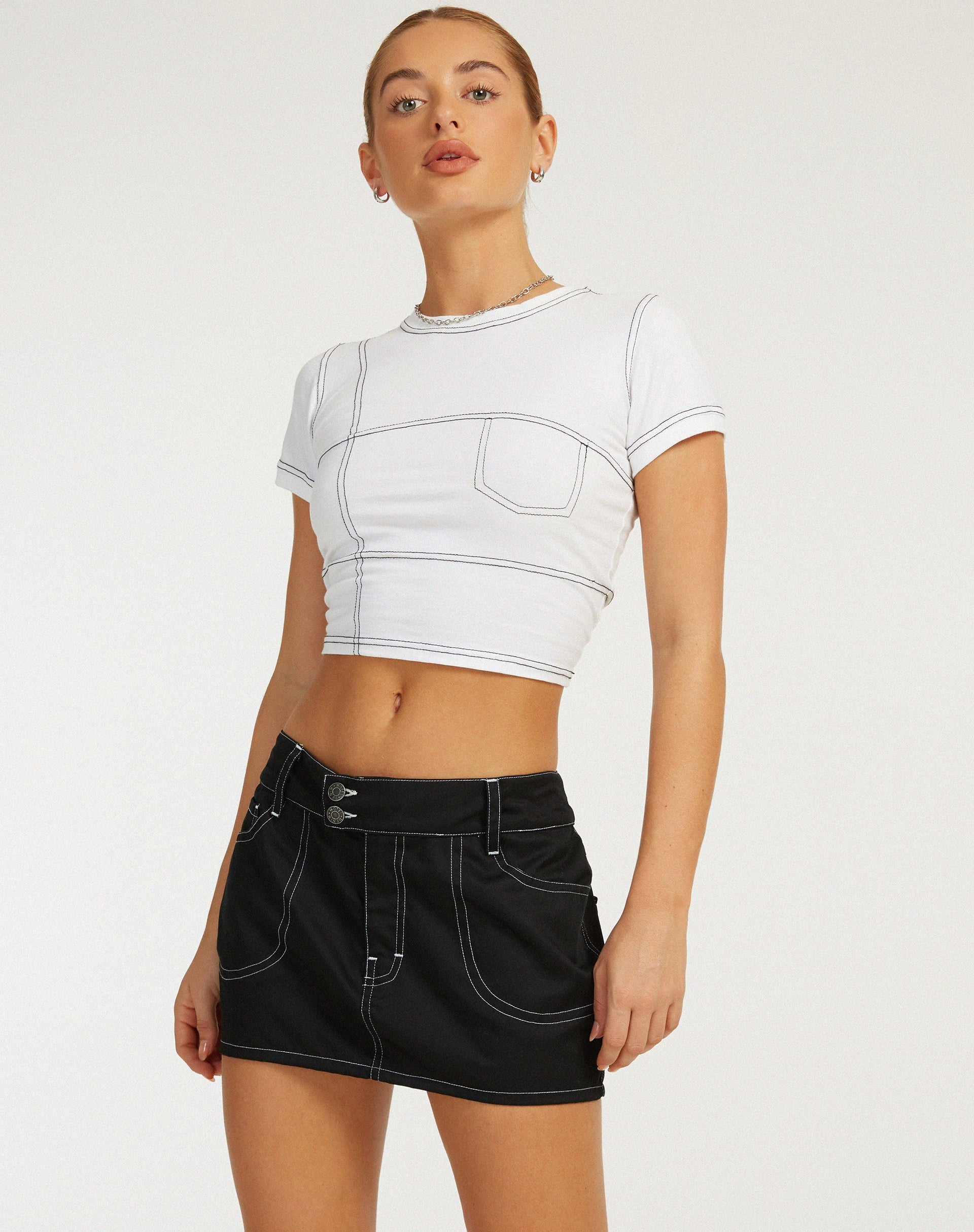 image de Shyla Cropped Tee en blanc avec des coutures noires