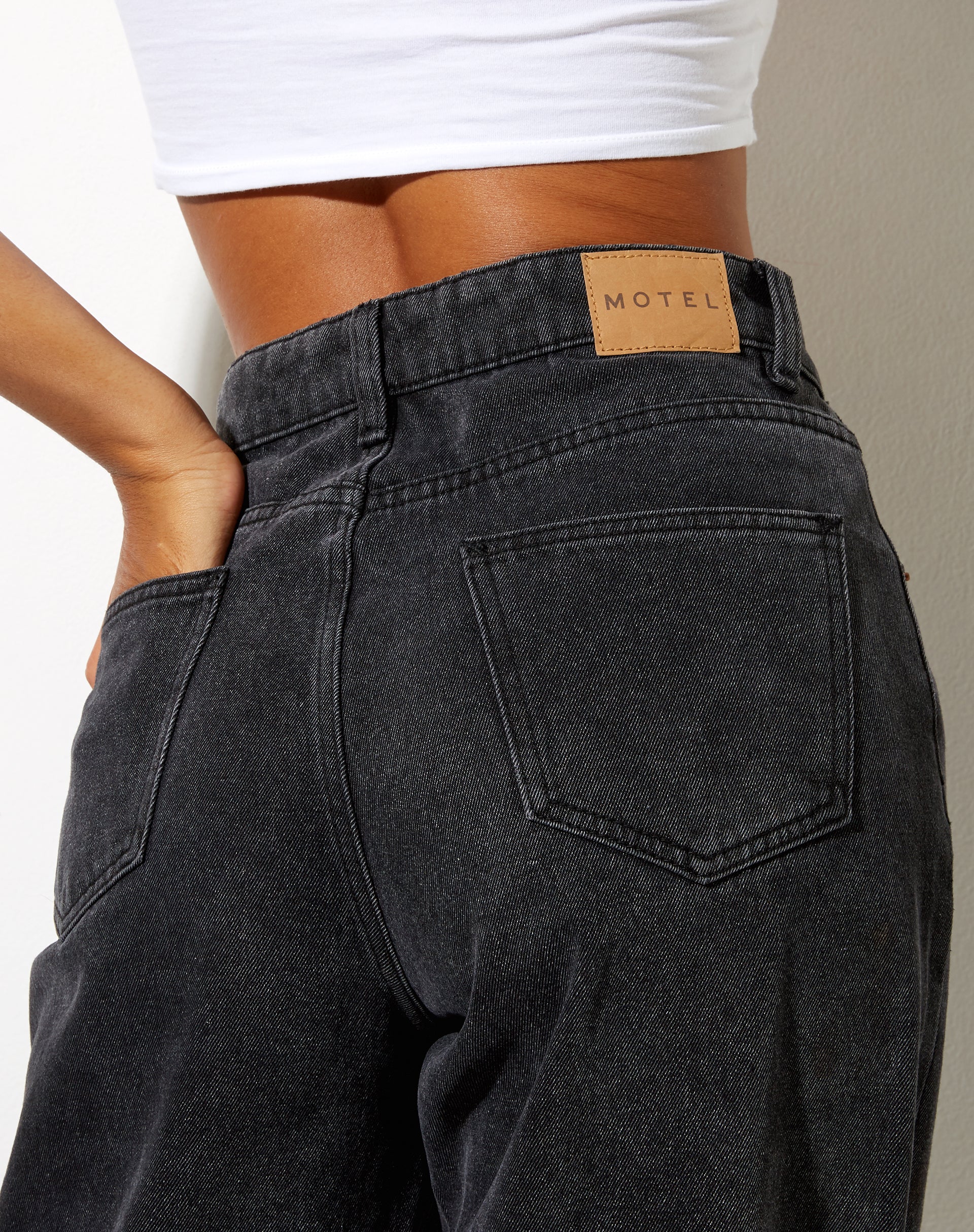 Image de la paire de jeans Split Parallel en noir délavé
