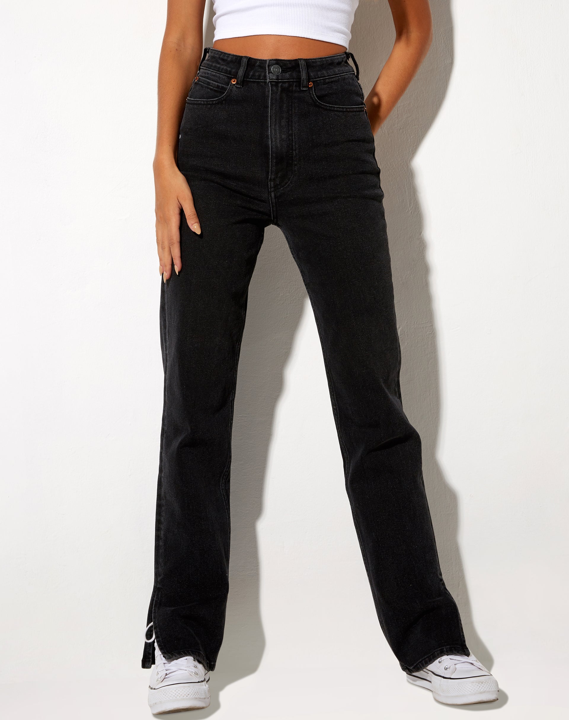 Image de Jeans à jambe droite en noir délavé