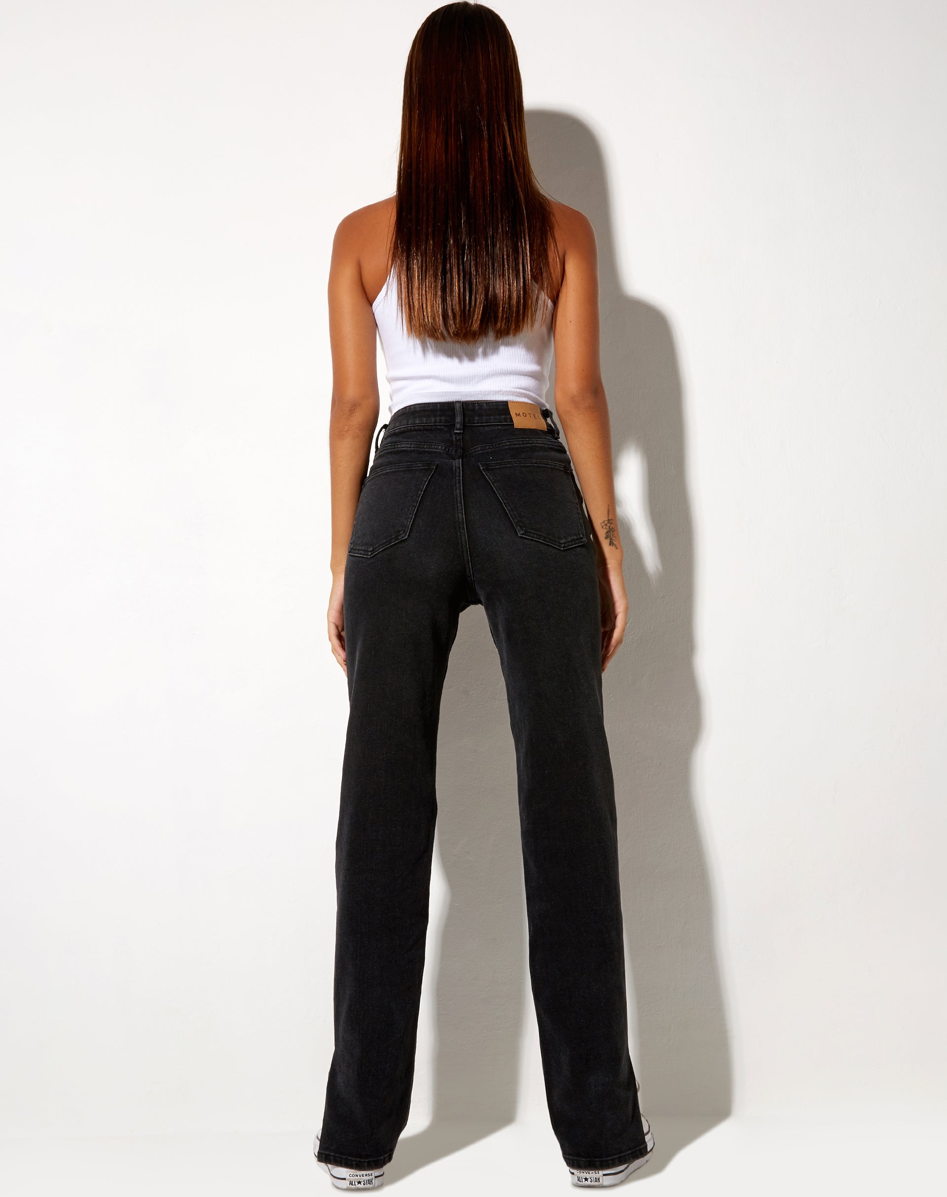 Image de Jeans à jambe droite en noir délavé