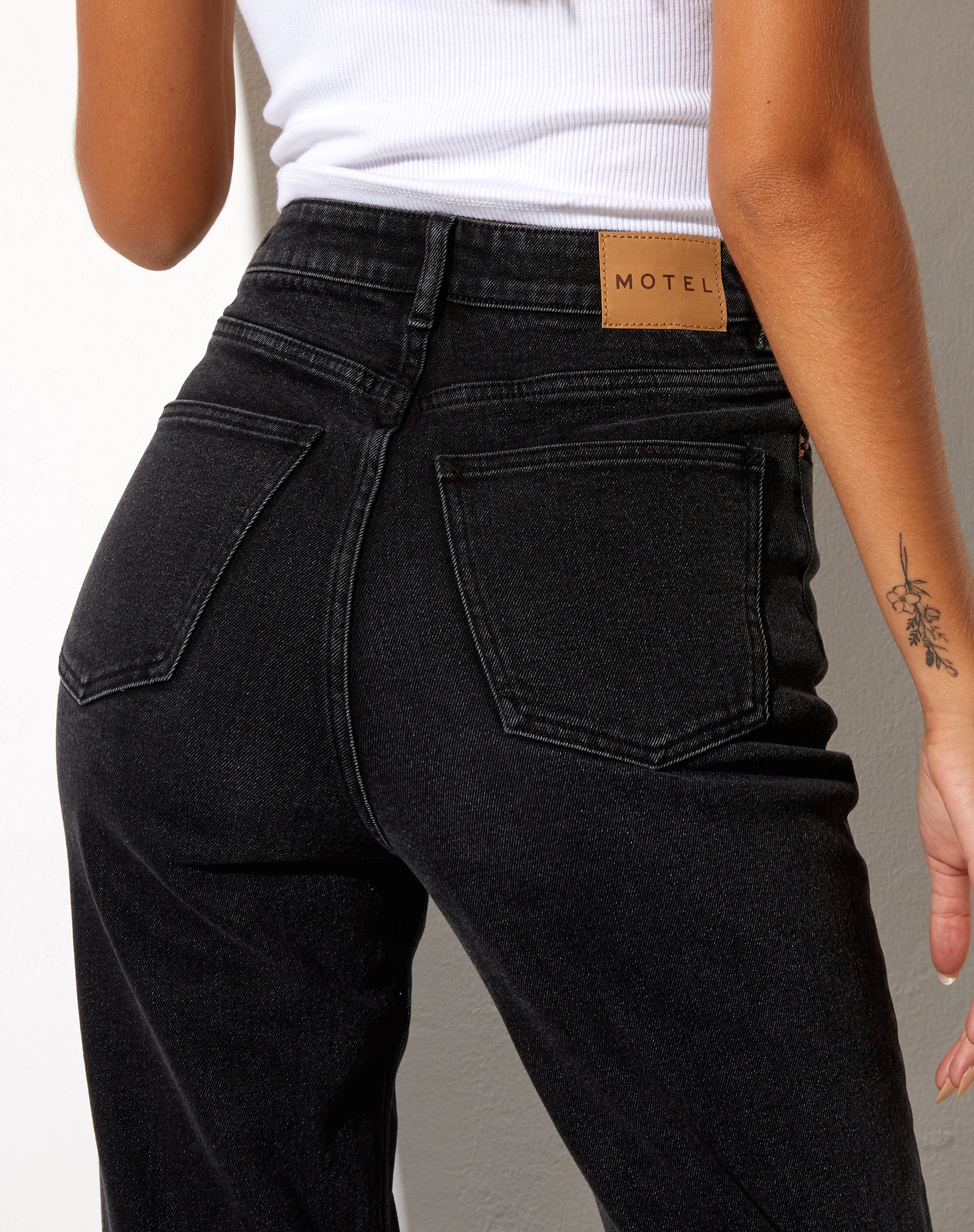 Image de Jeans à jambe droite en noir délavé