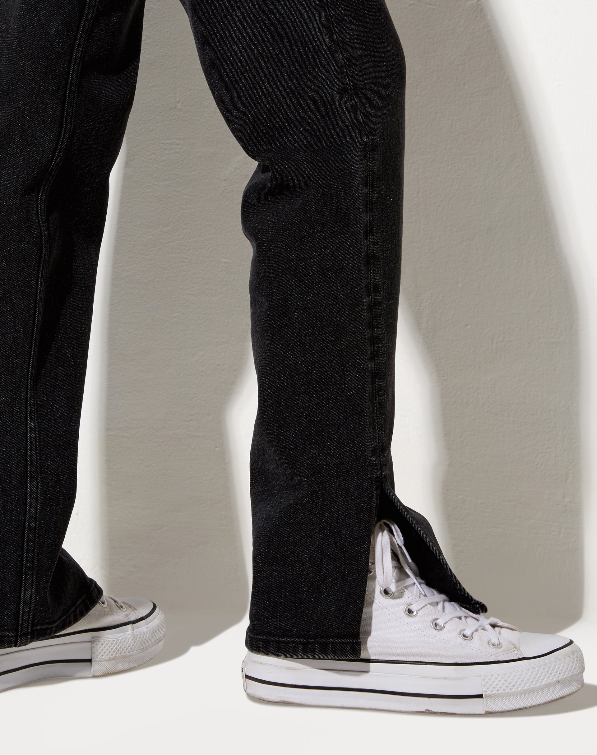 Image de Jeans à jambe droite en noir délavé