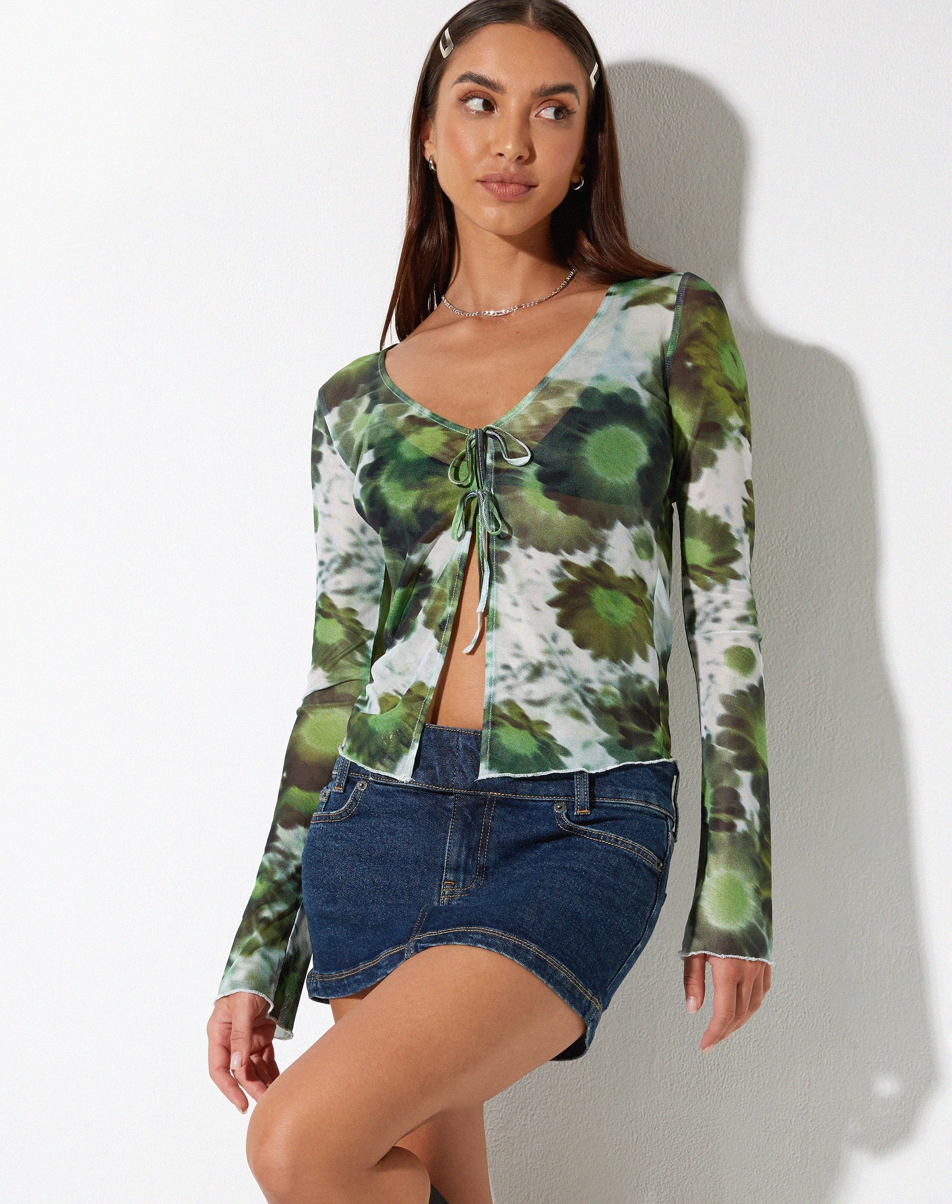 image de Sujata Cardi dans Xray Blurred Daisy Green