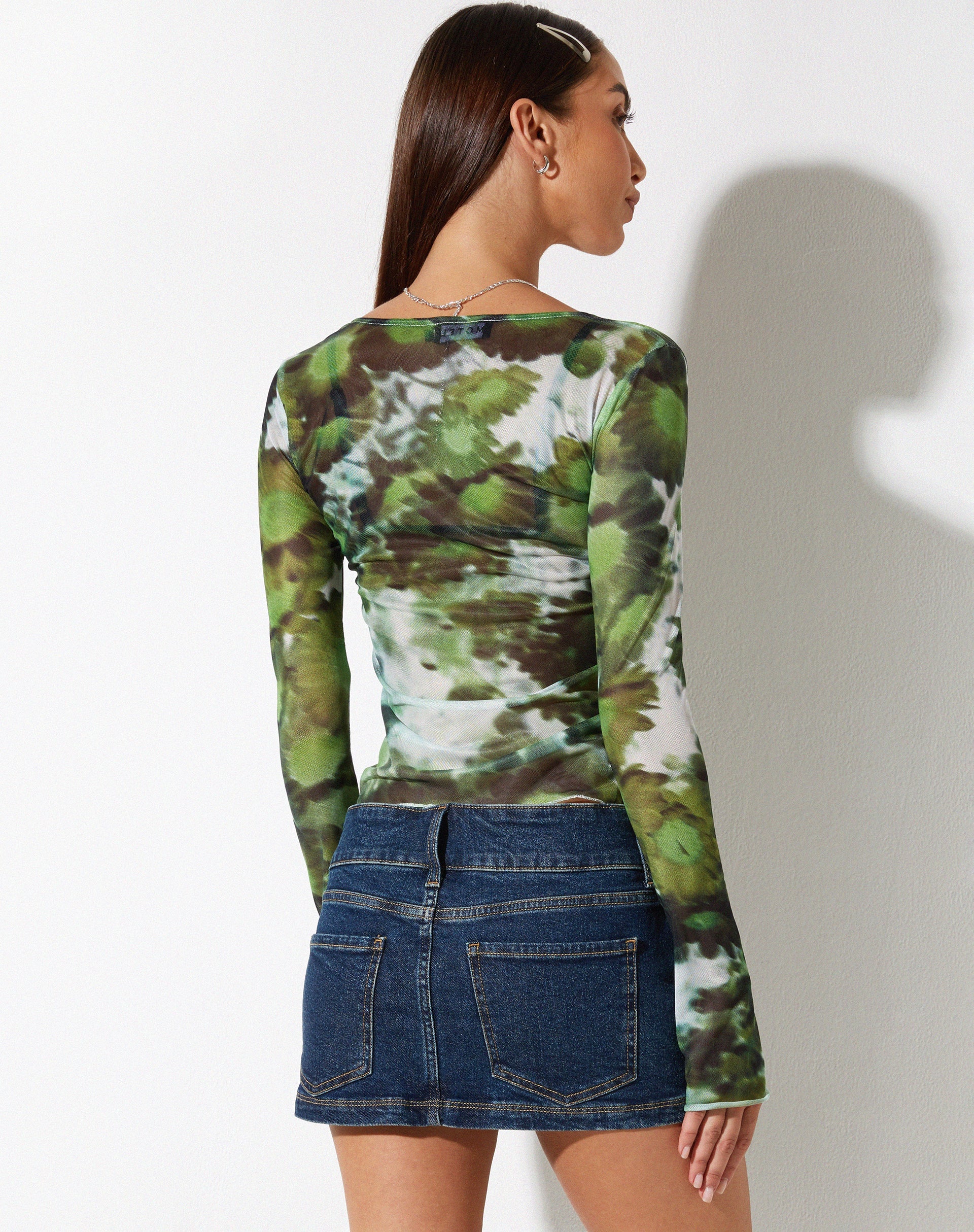 image de Sujata Cardi dans Xray Blurred Daisy Green