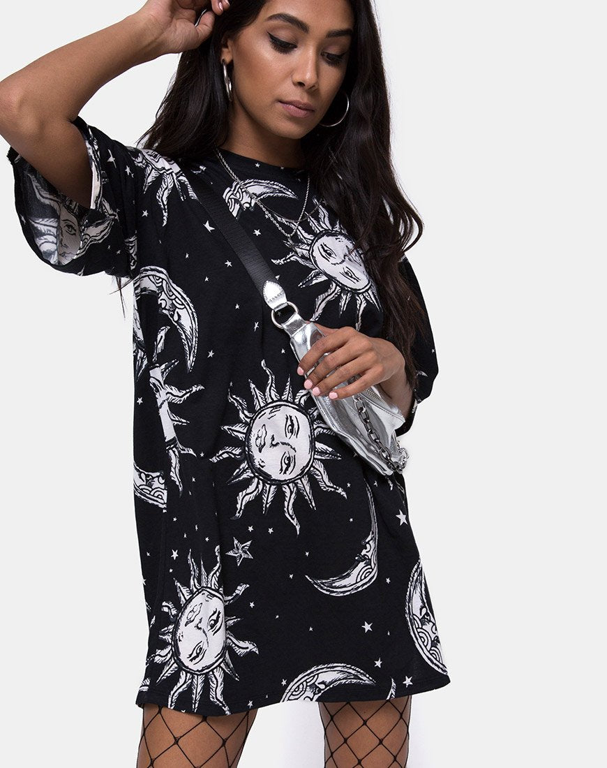 Sunny Kiss Tee in Oversize Sun Moon and Stars (en anglais)