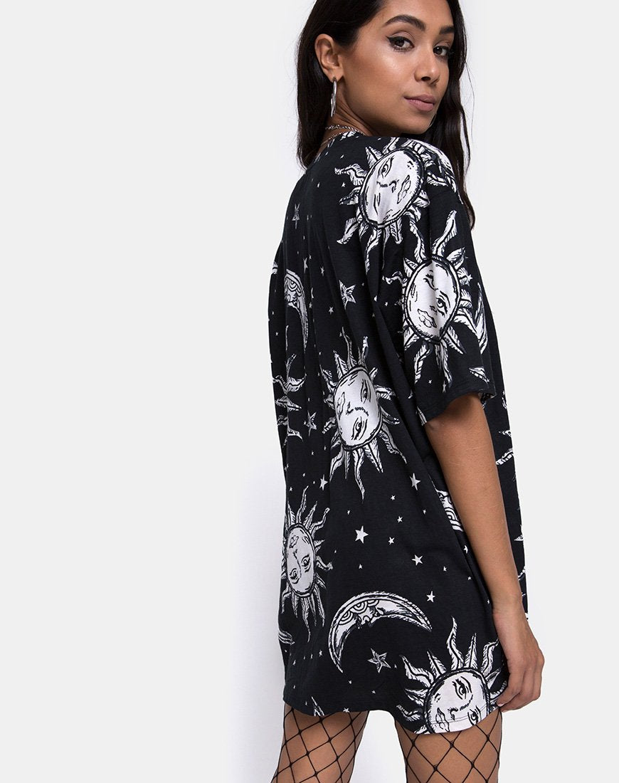 Sunny Kiss Tee in Oversize Sun Moon and Stars (en anglais)