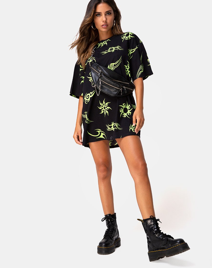 Image de Sunny Kiss Tee en noir avec répétition tribale