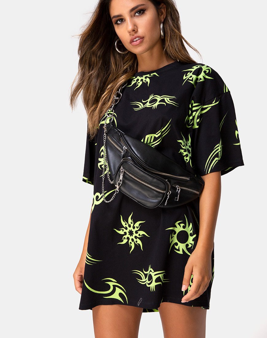 Image de Sunny Kiss Tee en noir avec répétition tribale