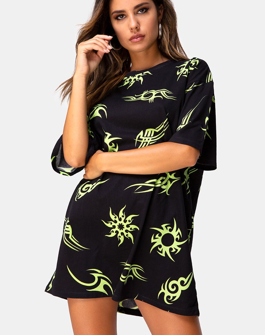 Image de Sunny Kiss Tee en noir avec répétition tribale