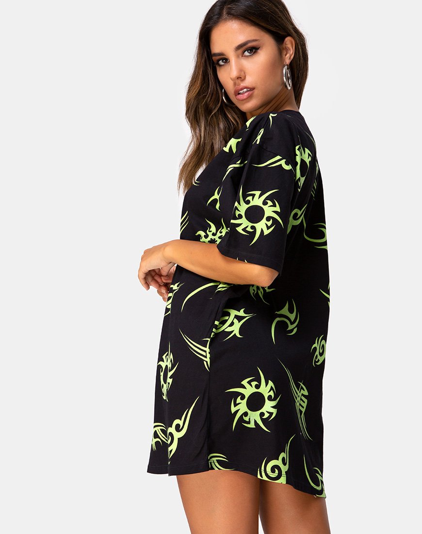 Image de Sunny Kiss Tee en noir avec répétition tribale