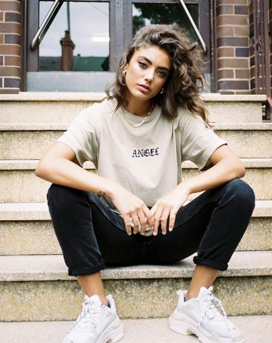 T-shirt basique oversize en tan avec broderie d'ange