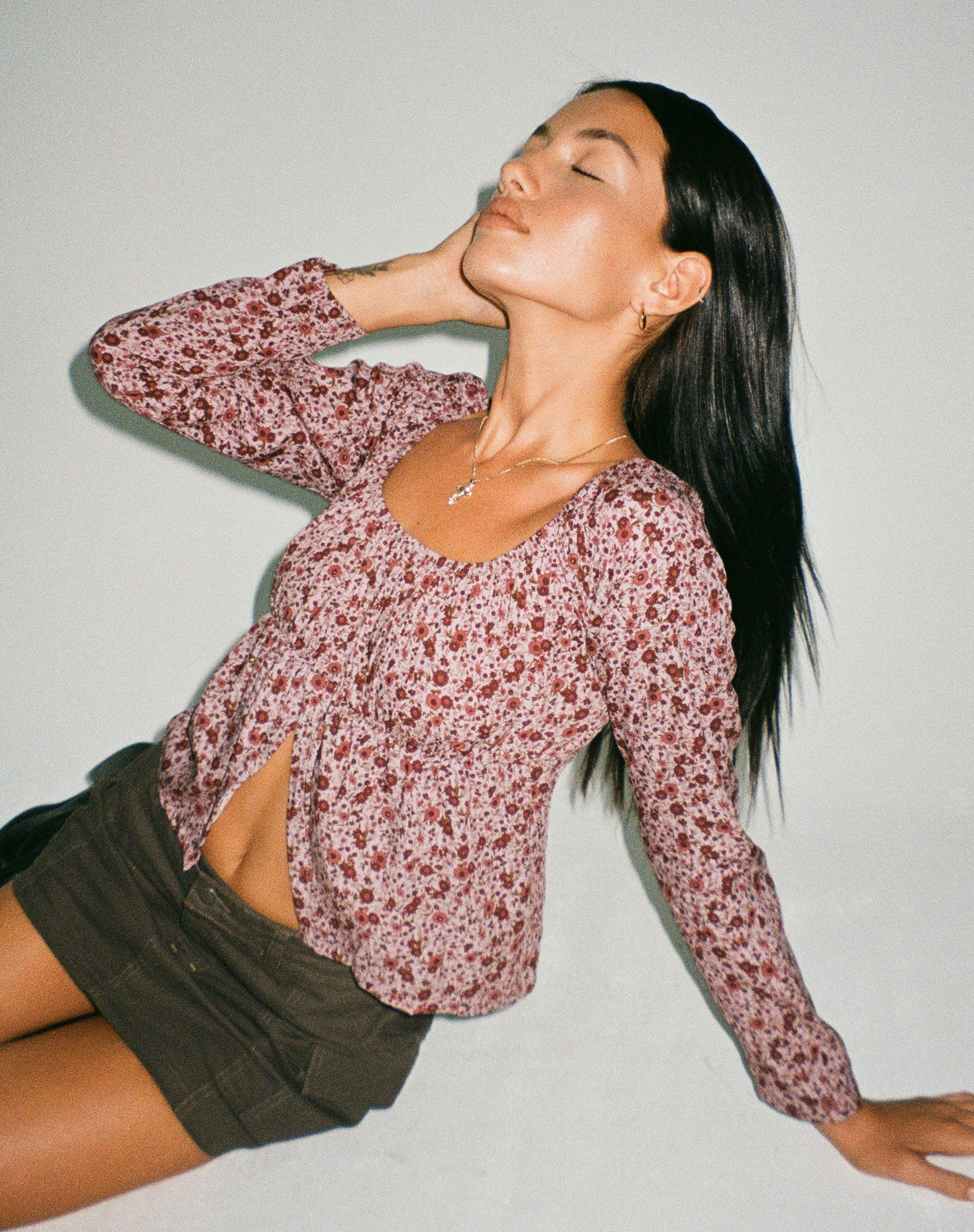image de Thena Long Sleeve Top in 90's Floral Burgundy