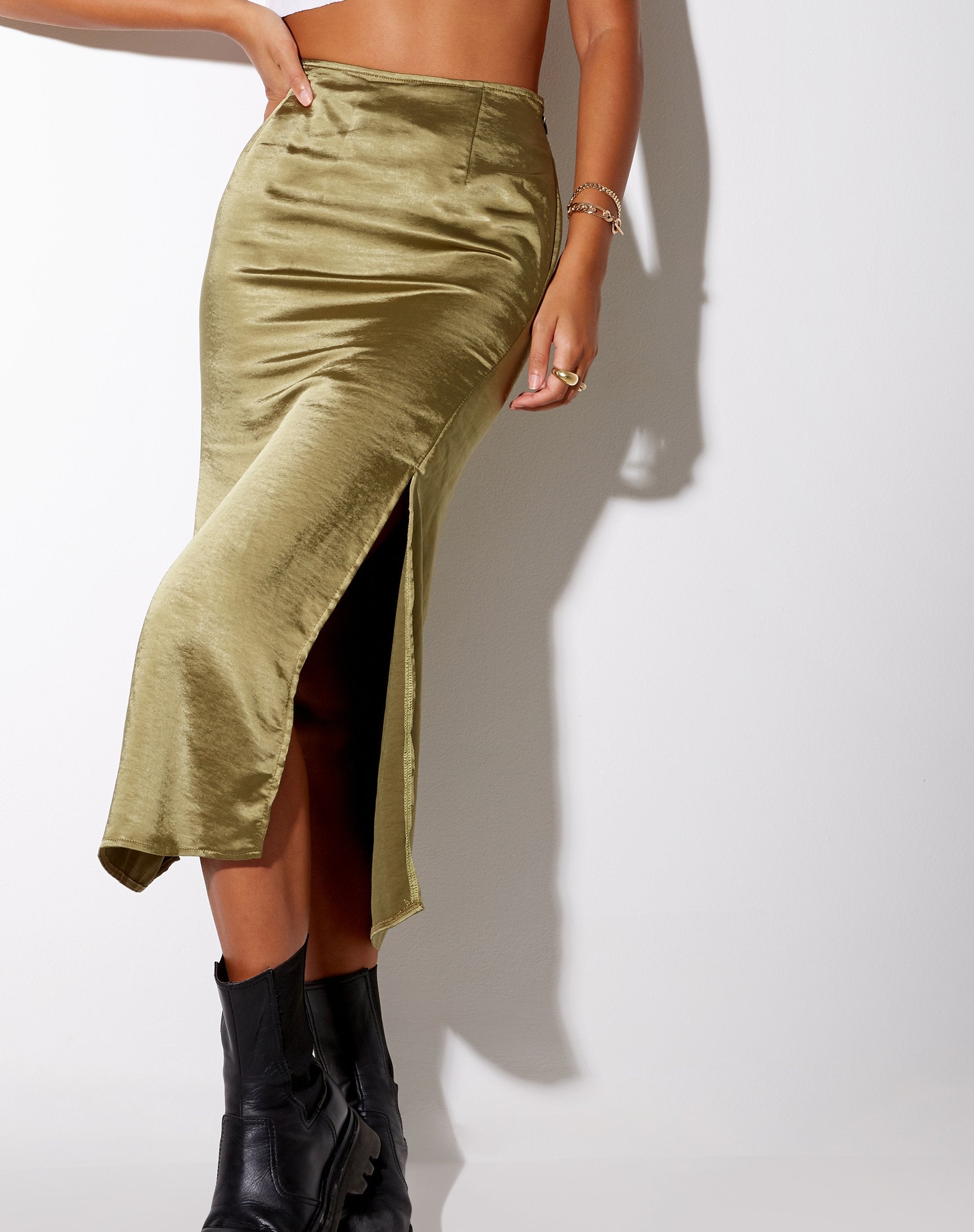 Image de la jupe midi Tindra en satin Olive