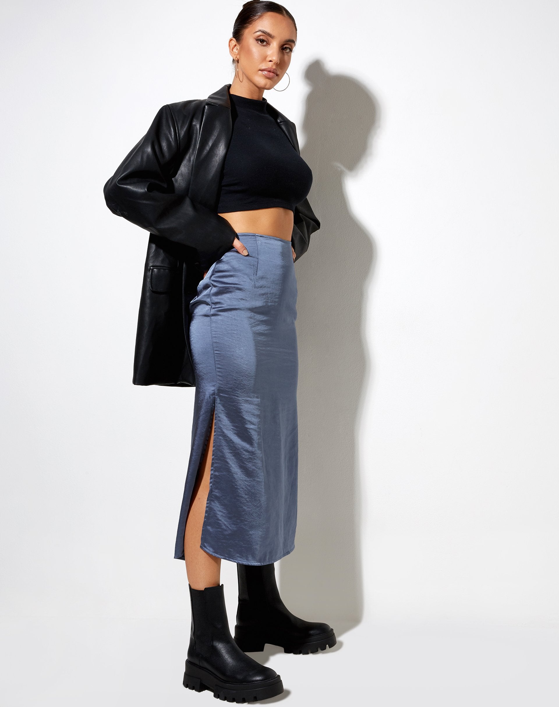 Image de la jupe midi Tindra en satin bleu ardoise
