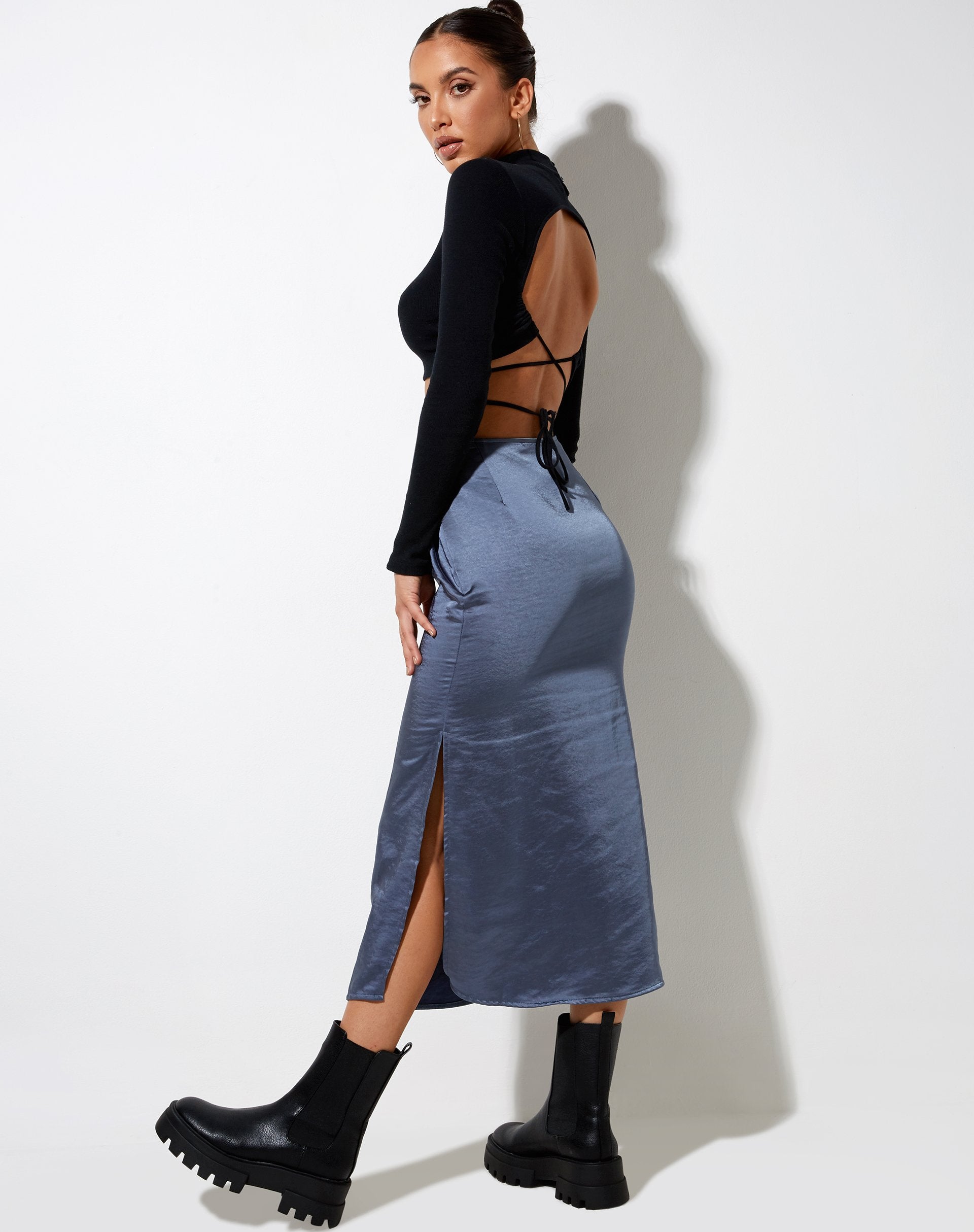 Image de la jupe midi Tindra en satin bleu ardoise