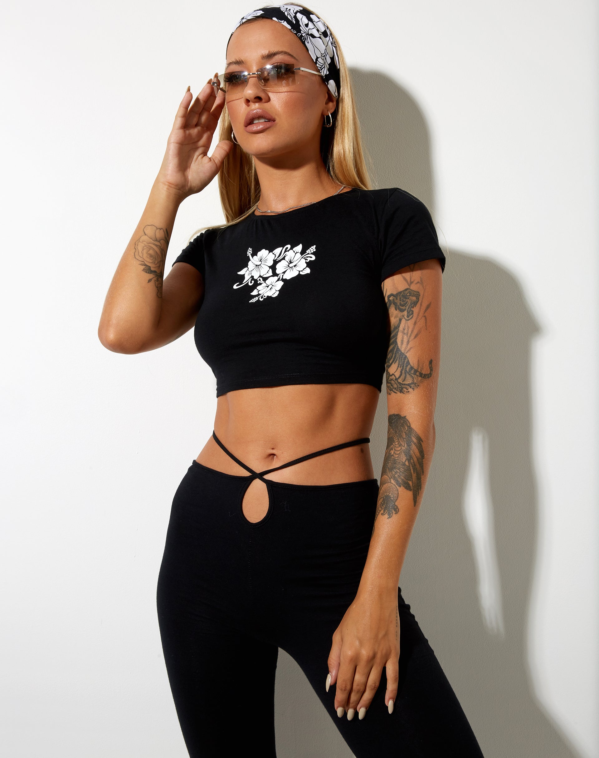 Image de Tindy Crop Top in Black Hibiscus