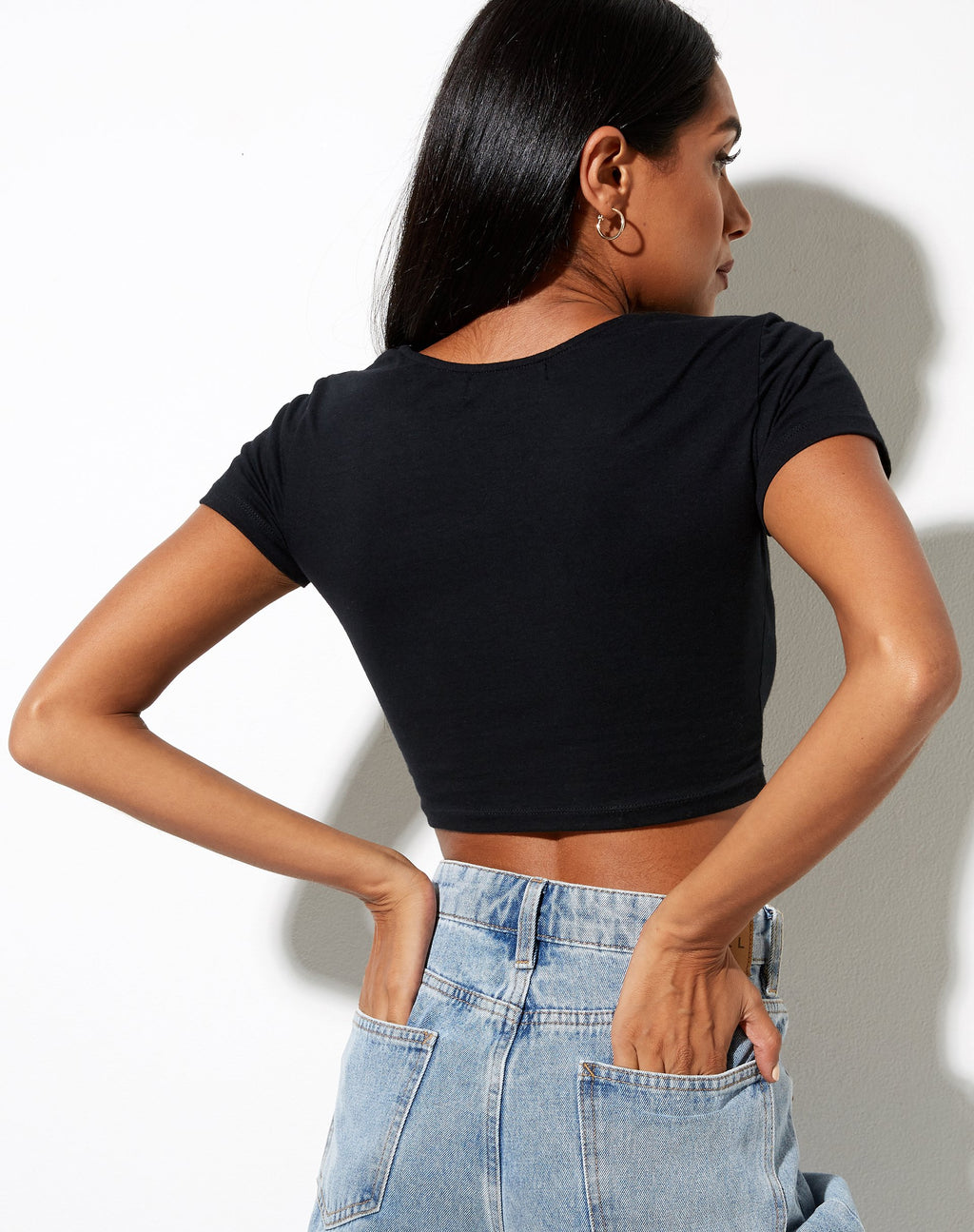Tindy Crop en noir avec broderie en forme de champignon rouge