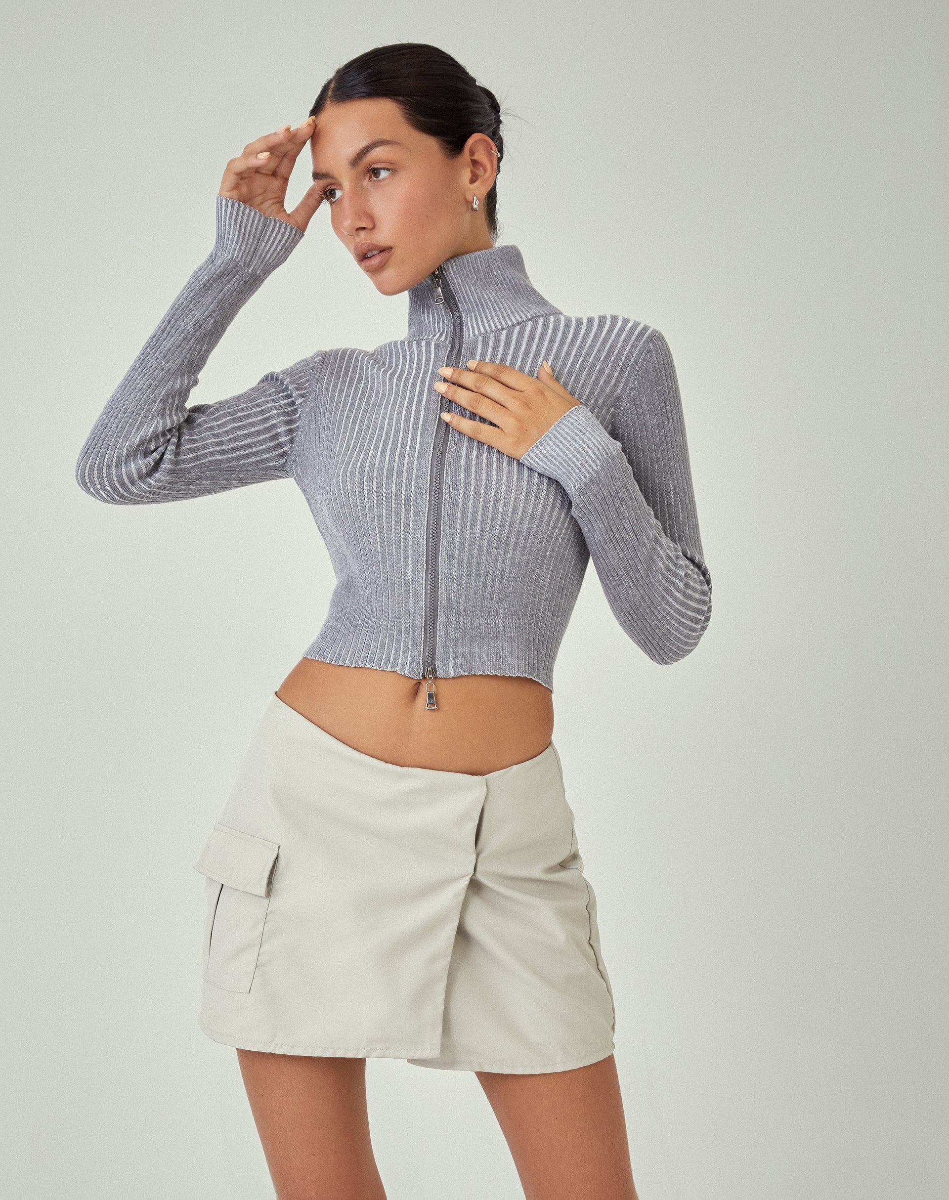 image de MOTEL X JACQUIE Pull court Tuzifa en gris