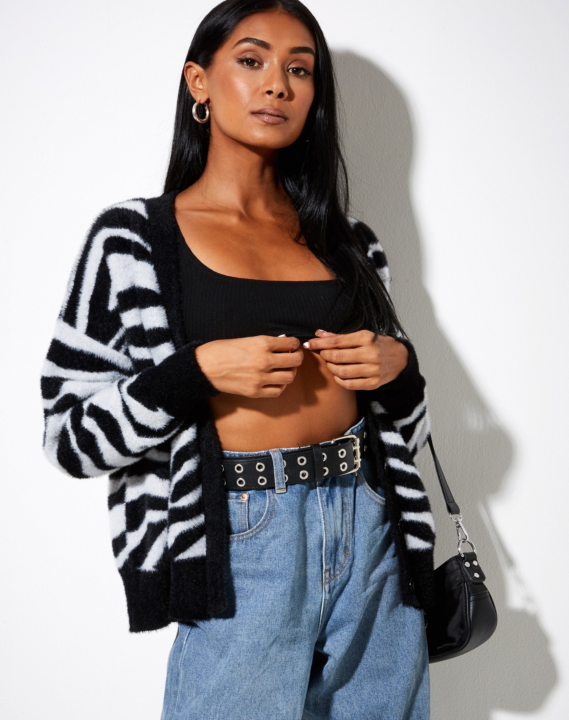 Image de Uriela Cardigan en tricot zébré noir et blanc