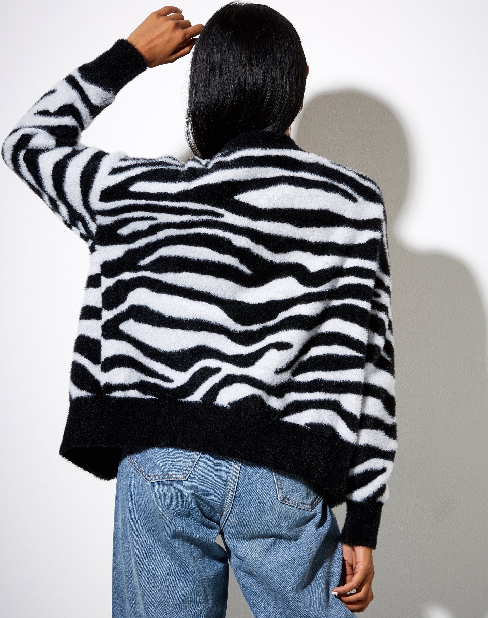 Image de Uriela Cardigan en tricot zébré noir et blanc