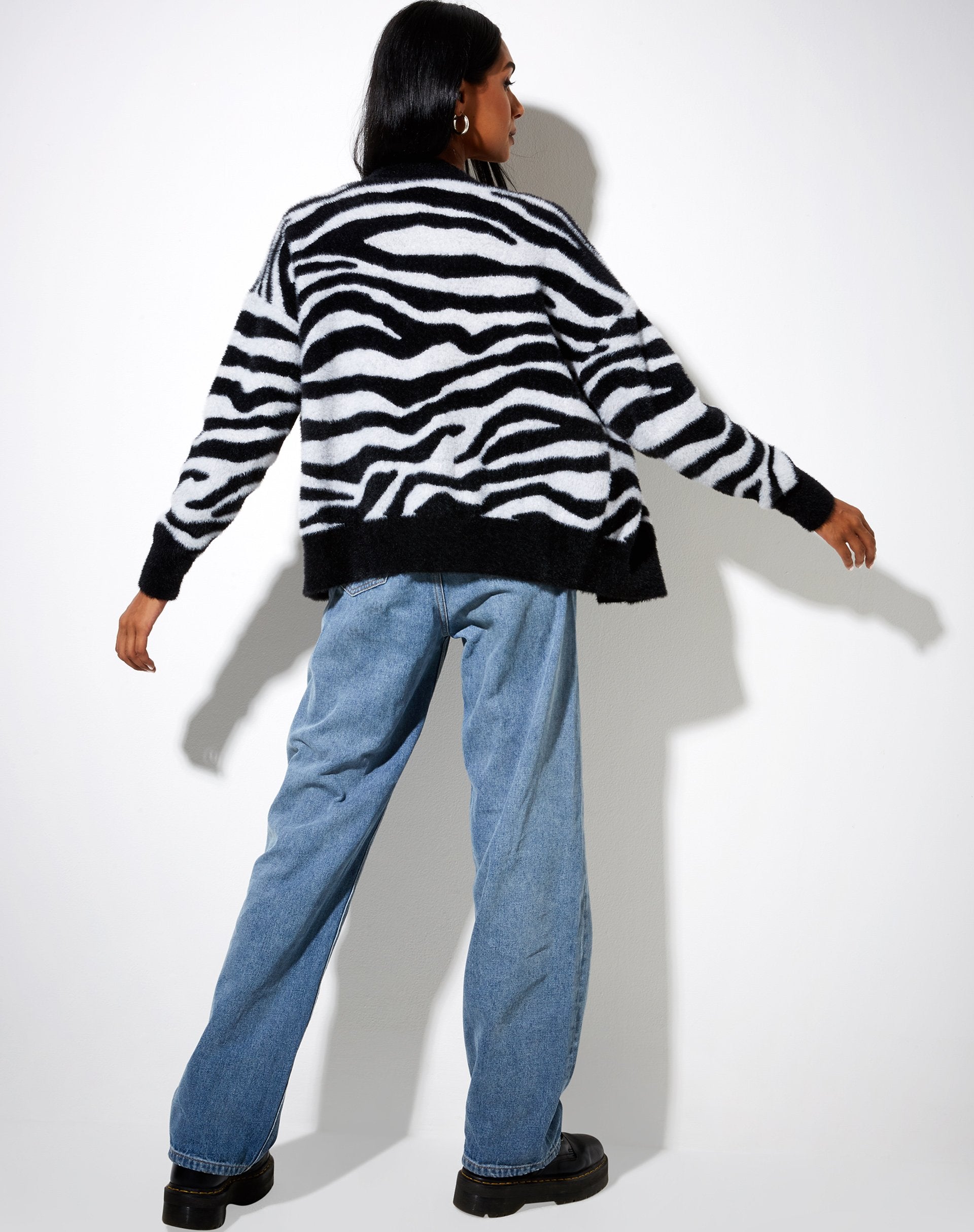 Image de Uriela Cardigan en tricot zébré noir et blanc