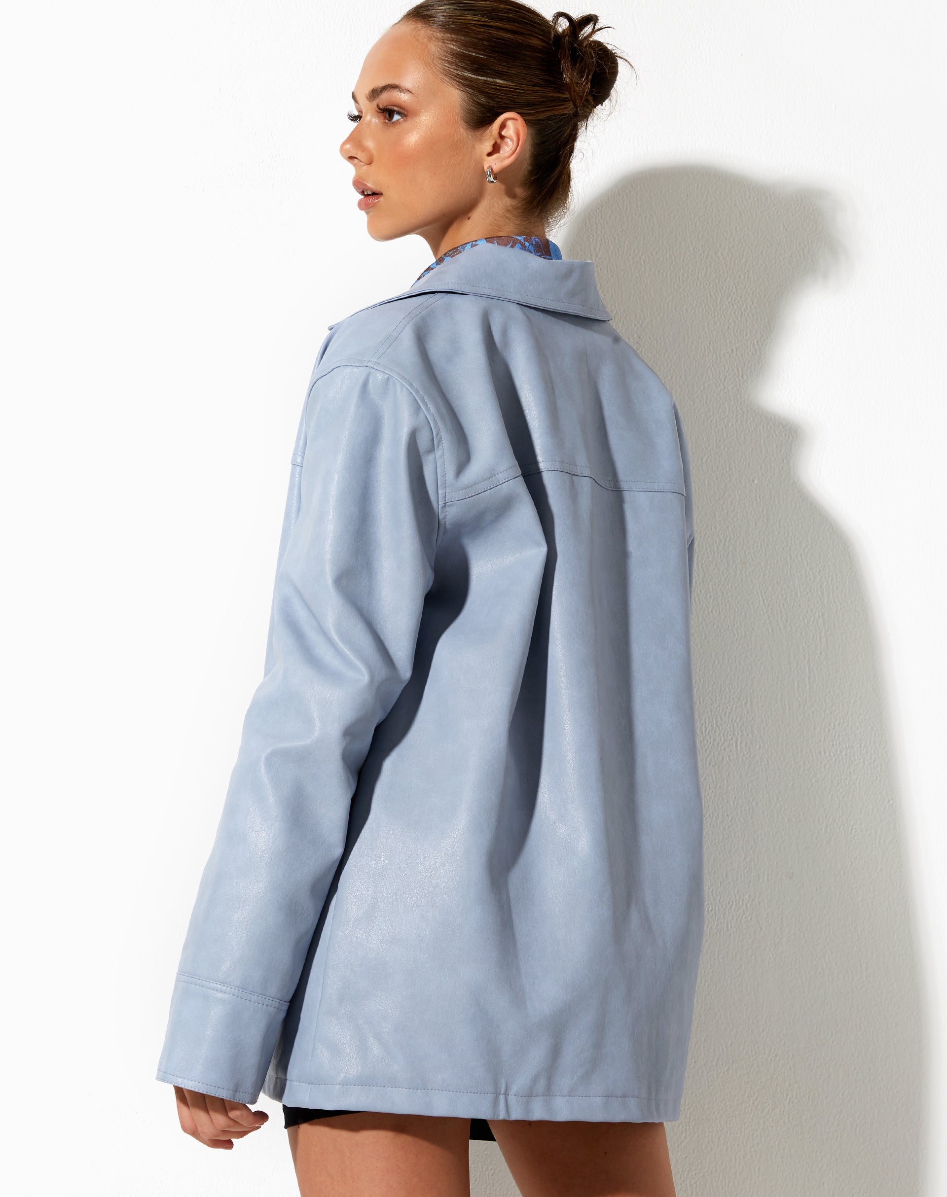 Image de la veste Walta en PU bleu poudré