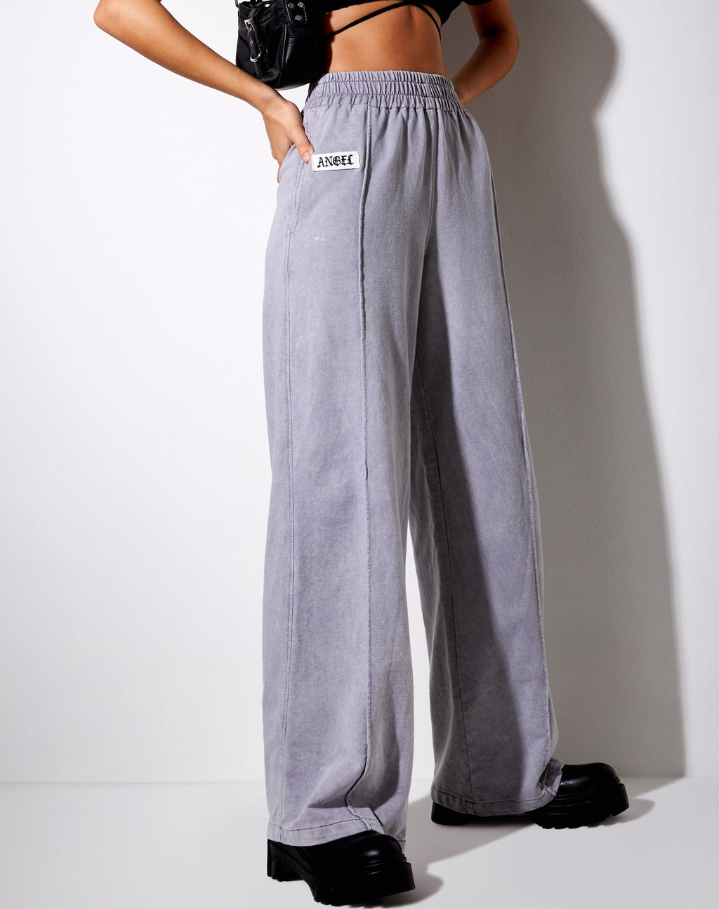 Pantalon Wungu en gris délavé 'Angel' étiquette brodée
